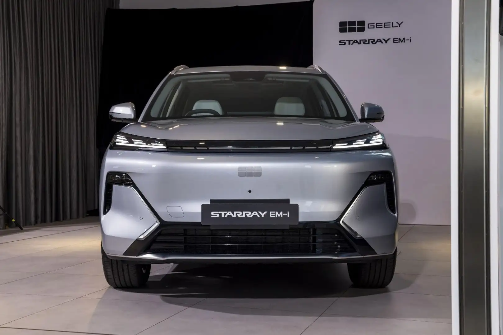 Geely Starray EM-i MAX+ PHEV E.Heck Pano HUD PDC V+h Silber - 1