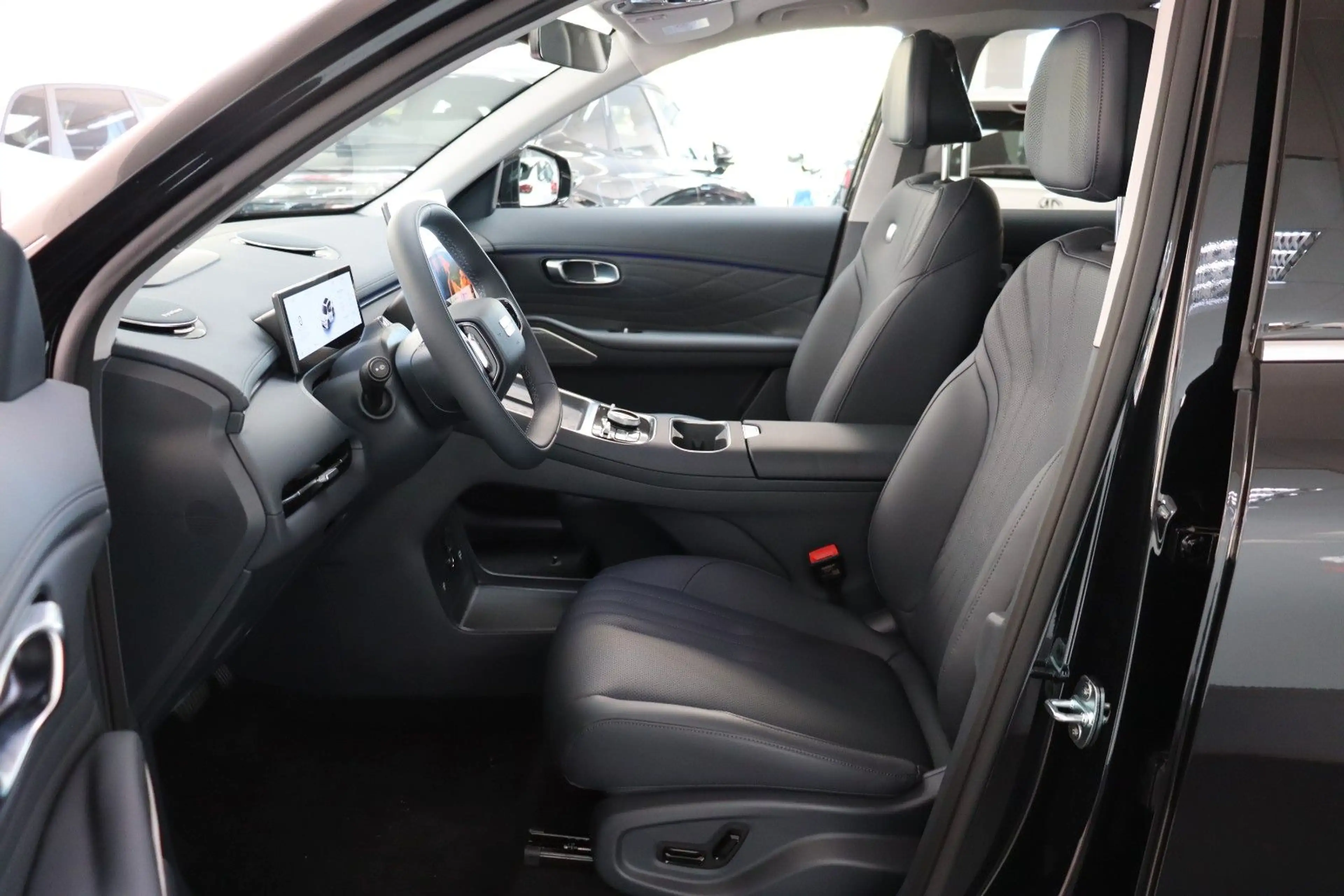 Geely Starray EM-i MAX+ PHEV E.Heck Pano HUD PDC V+h — photo 13
