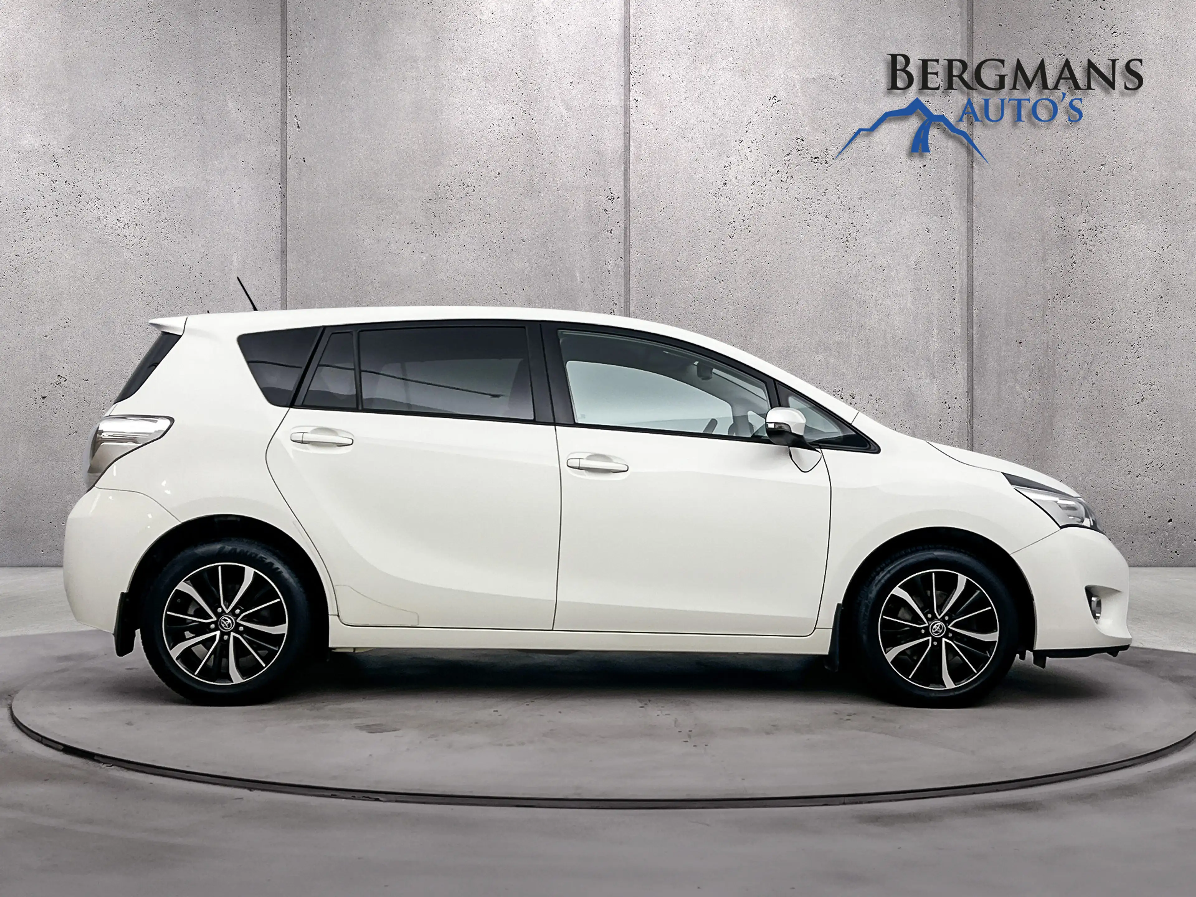 Toyota Verso 1.6 VVT-i Dynamic 50th anniversary // DEALERONDERH — photo 9