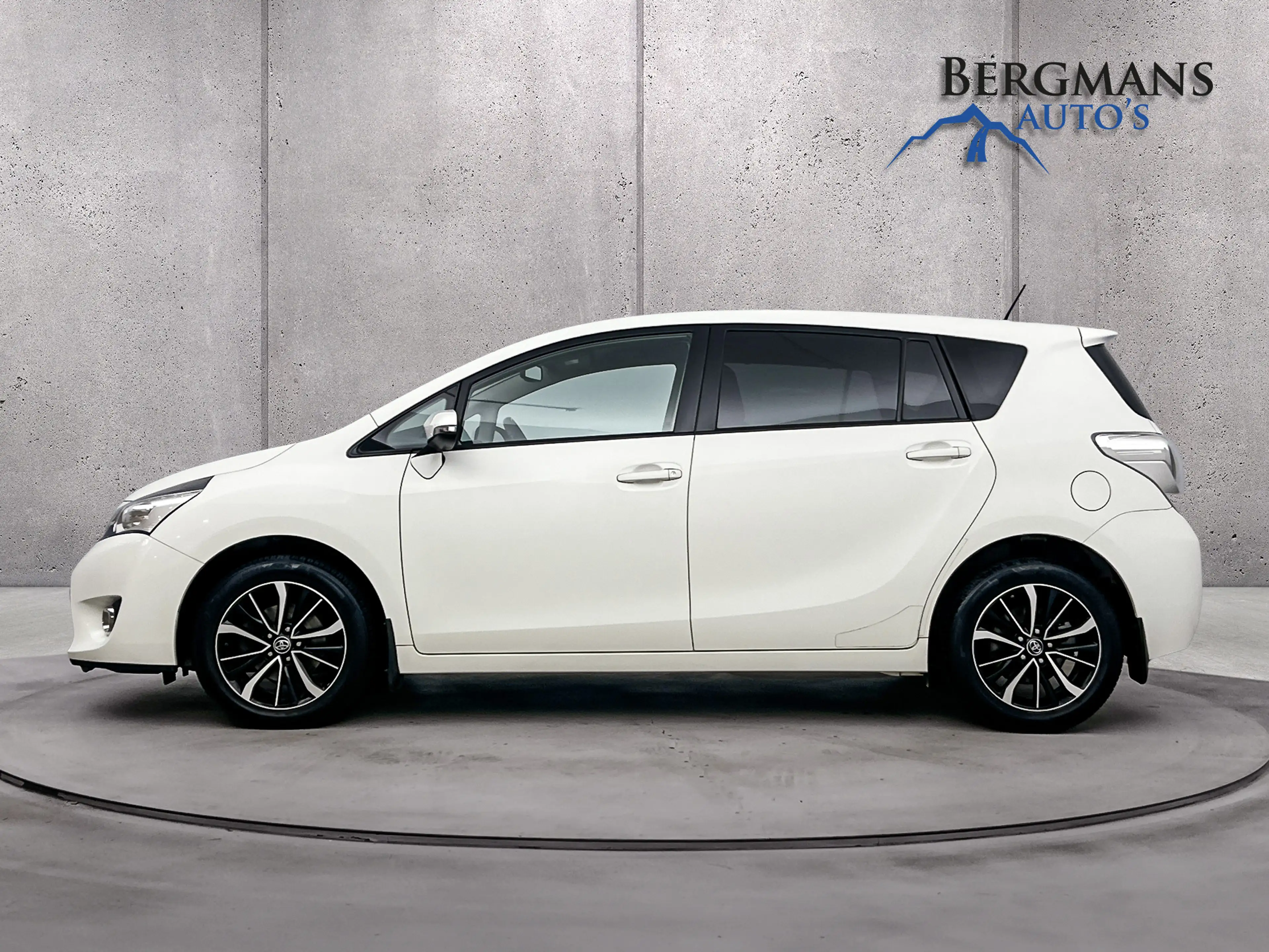Toyota Verso 1.6 VVT-i Dynamic 50th anniversary // DEALERONDERH — photo 10