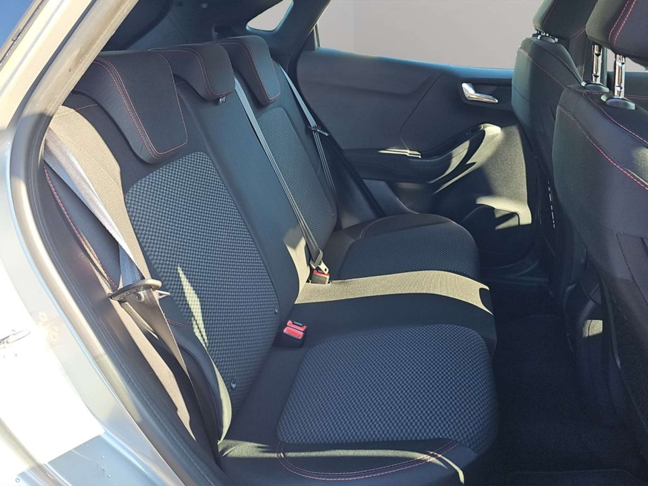 Fahrzeugabbildung Ford Puma 1.0 EcoBoost Hybrid Aut. ST-LINE - mit KI generiert/bearbeitet