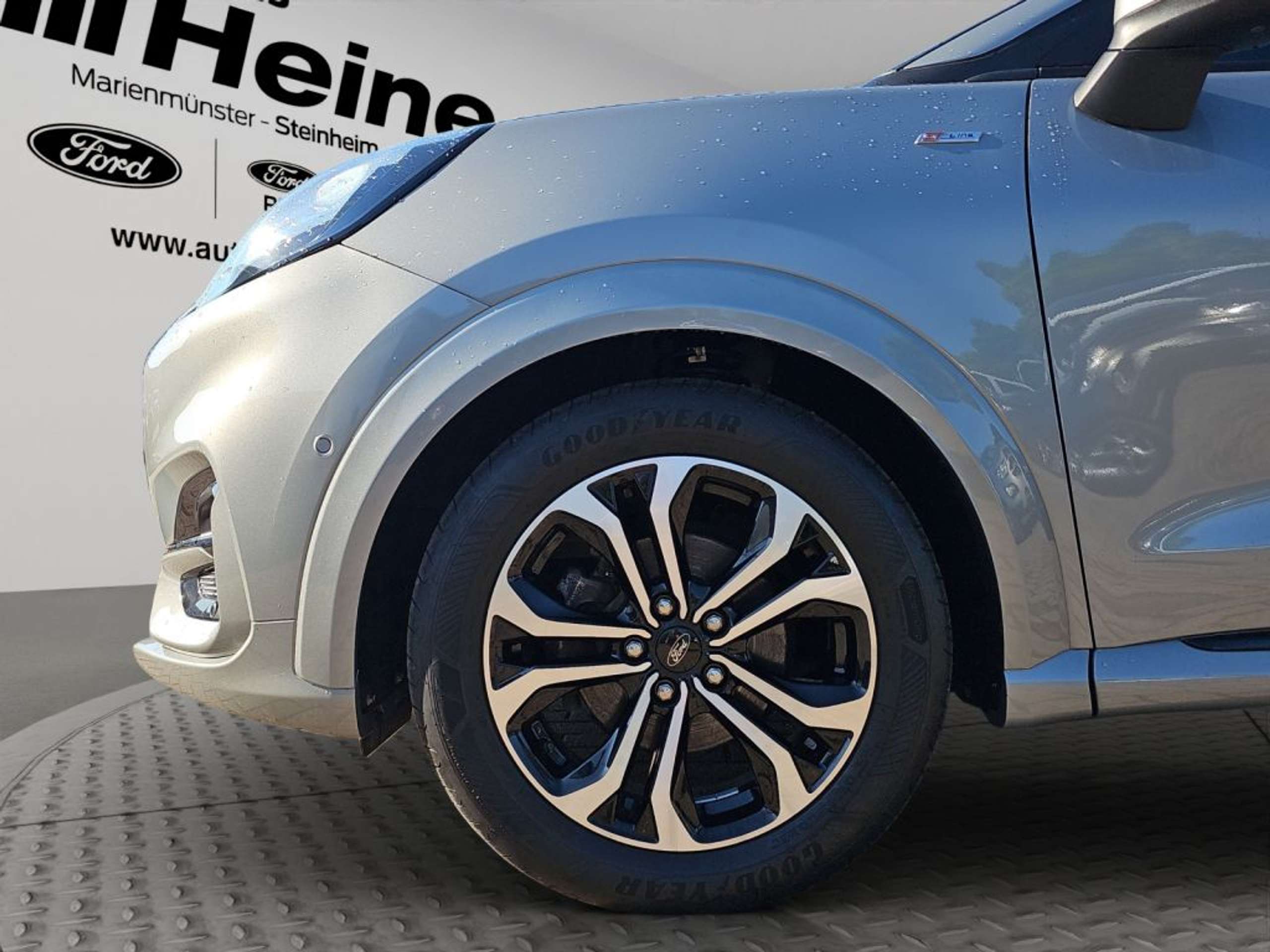 Fahrzeugabbildung Ford Puma 1.0 EcoBoost Hybrid Aut. ST-LINE - mit KI generiert/bearbeitet