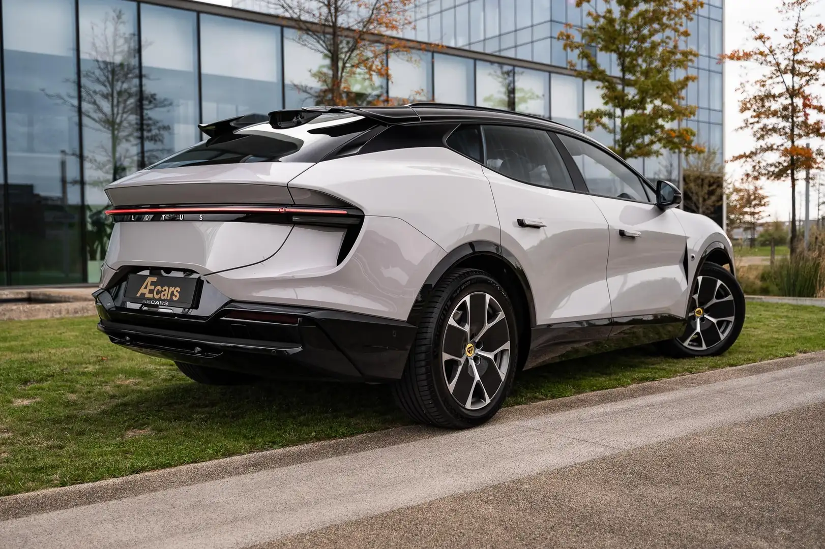 Lotus Eletre 450 BASE / HIGHWAY ASSIST PACK / 1 OWNER / VAT Zilver - 2