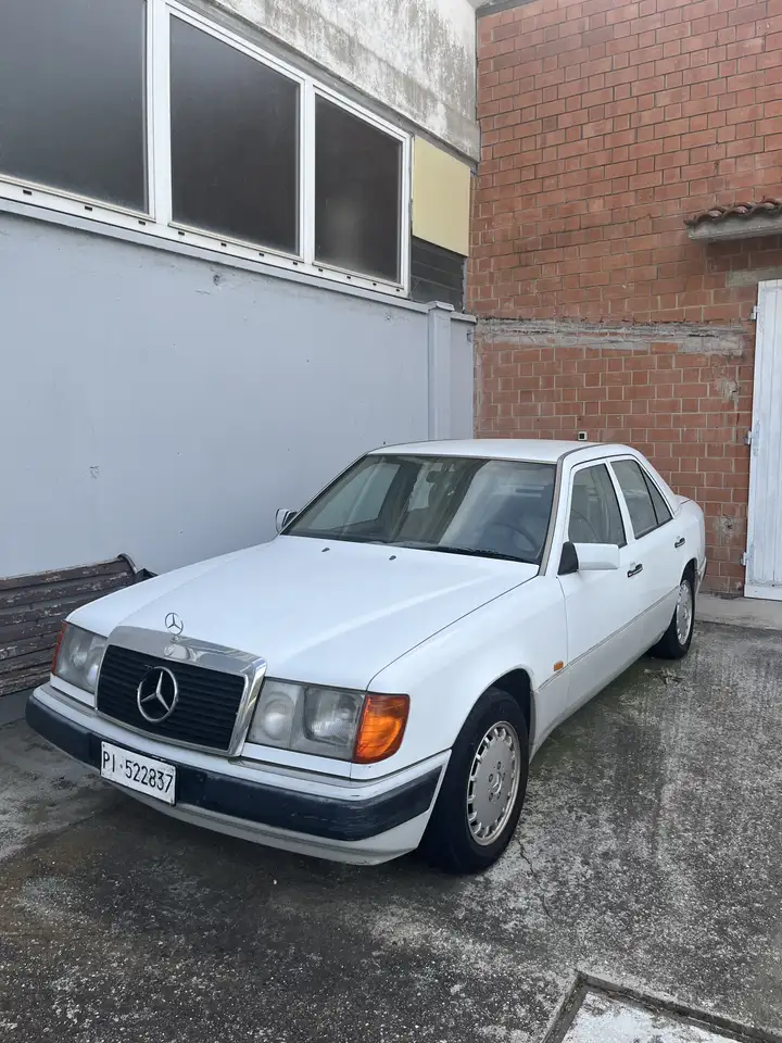 Mercedes-Benz E 200 (124), foto 1