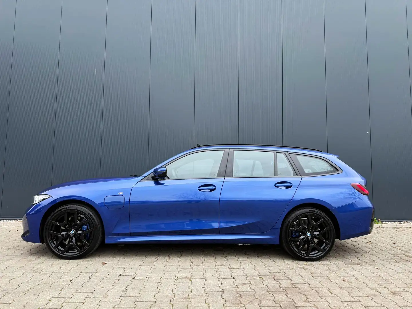 BMW 330 3-serie Touring 330e xDrive M-sport pano tr.hk H&K - 2