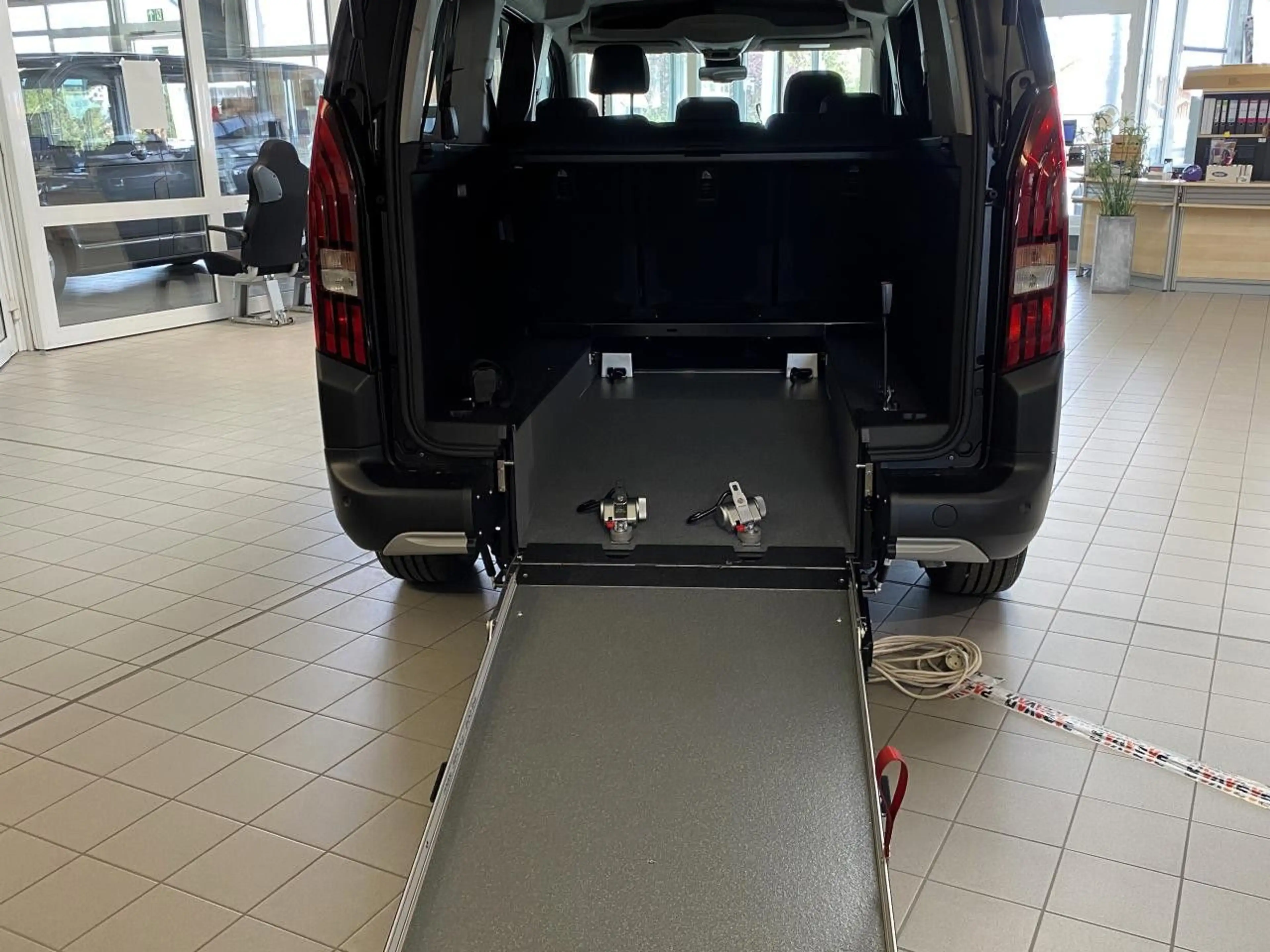 Peugeot Rifter GT BlueHDI 130 L2 EAT8 schwarz Navi Klima — photo 11