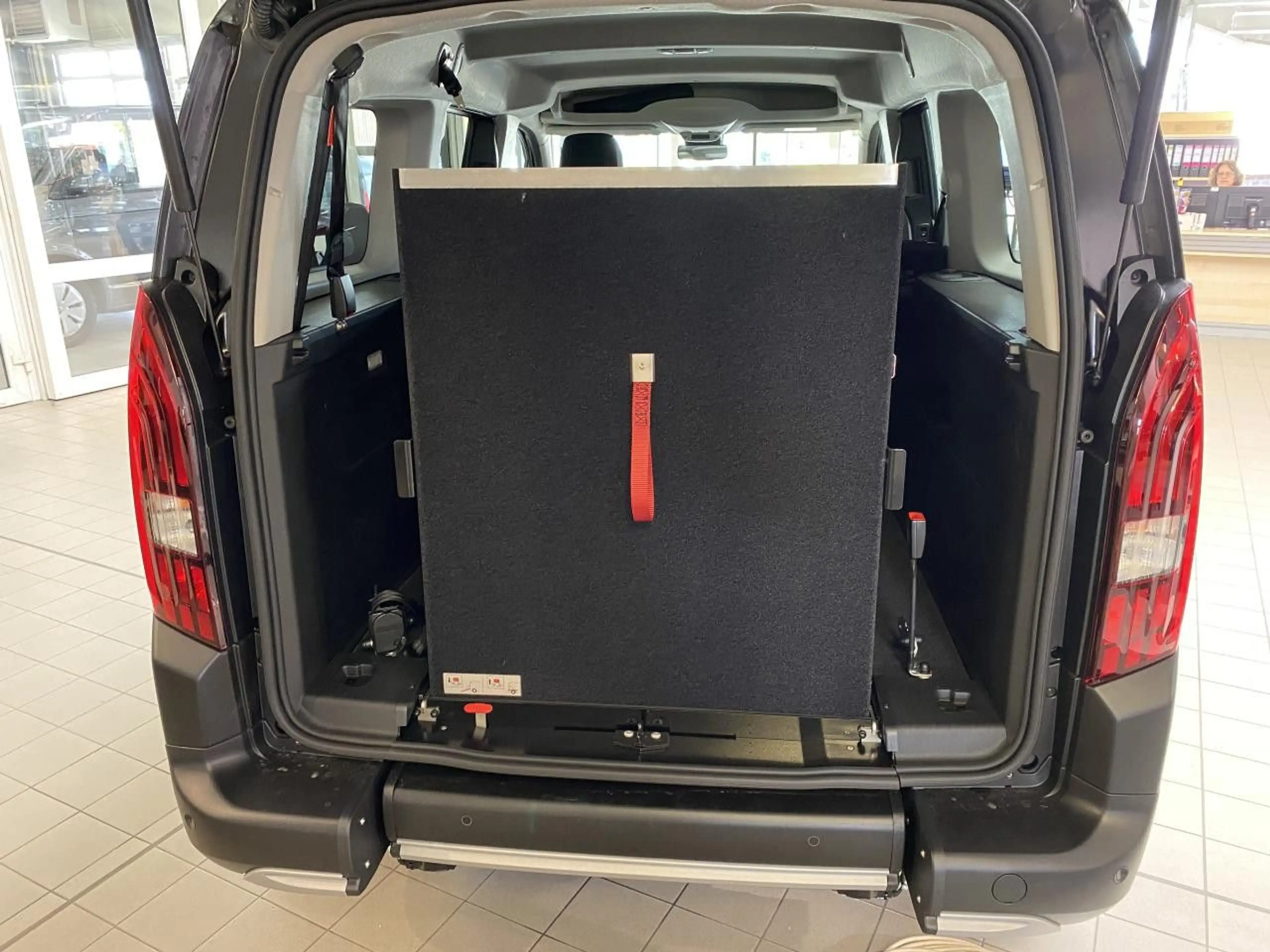 Peugeot Rifter GT BlueHDI 130 L2 EAT8 schwarz Navi Klima — photo 10