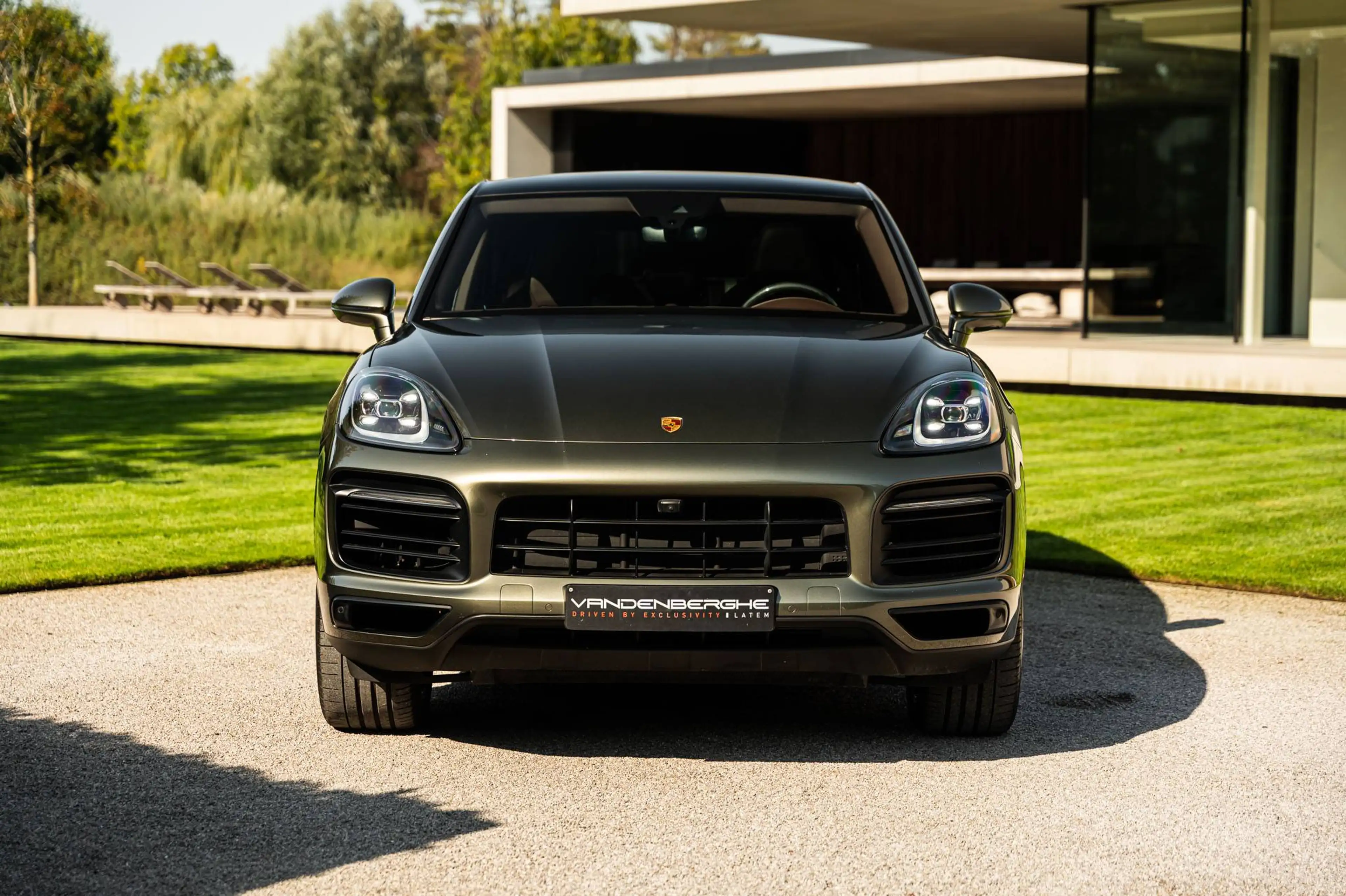 Porsche Cayenne E-HYBRID COUPE/PTS-OAK GREEN/PLATINUM EDITION/FULL OPTION — photo 2