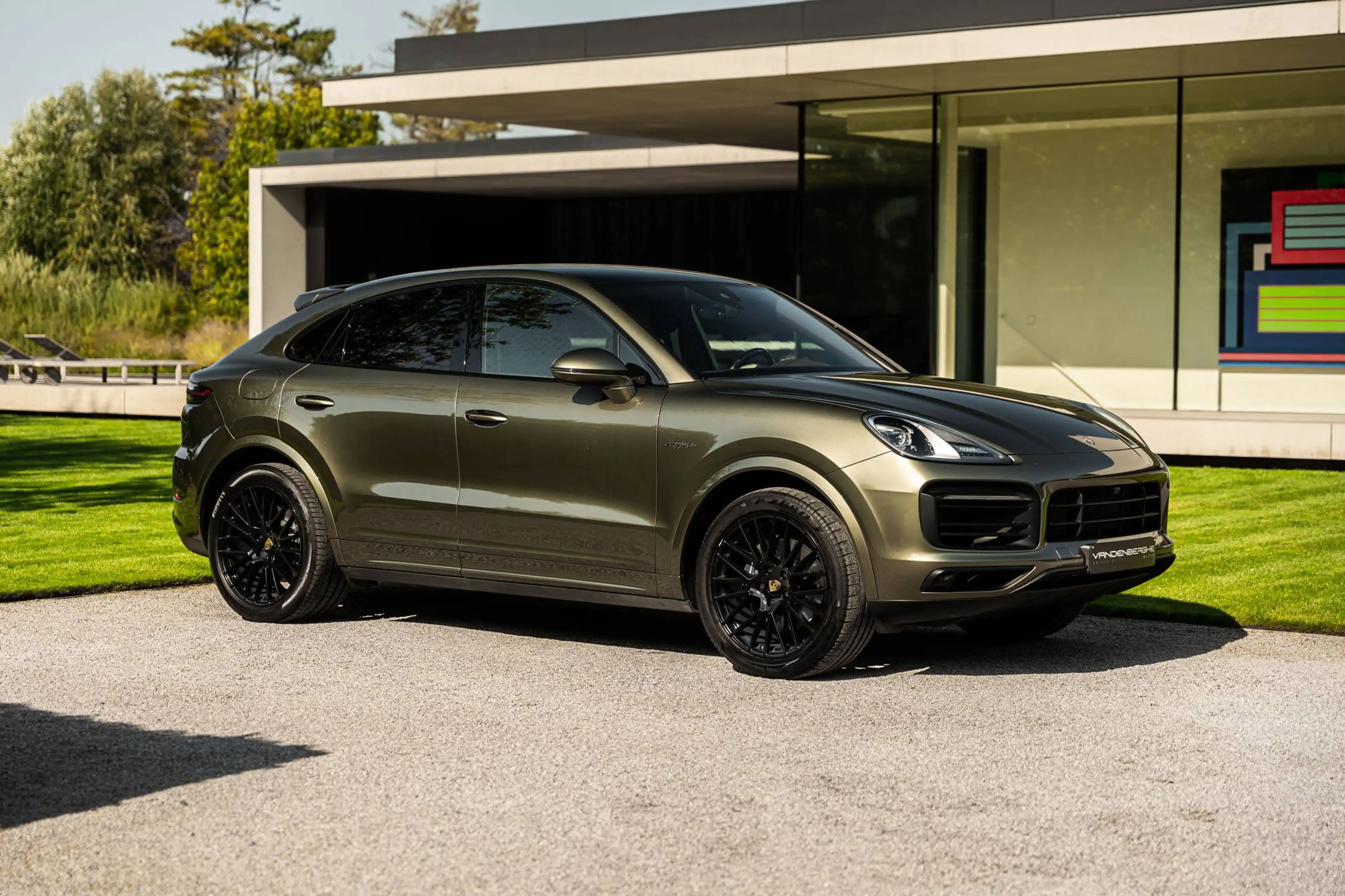 Porsche Cayenne E-HYBRID COUPE/PTS-OAK GREEN/PLATINUM EDITION/FULL OPTION