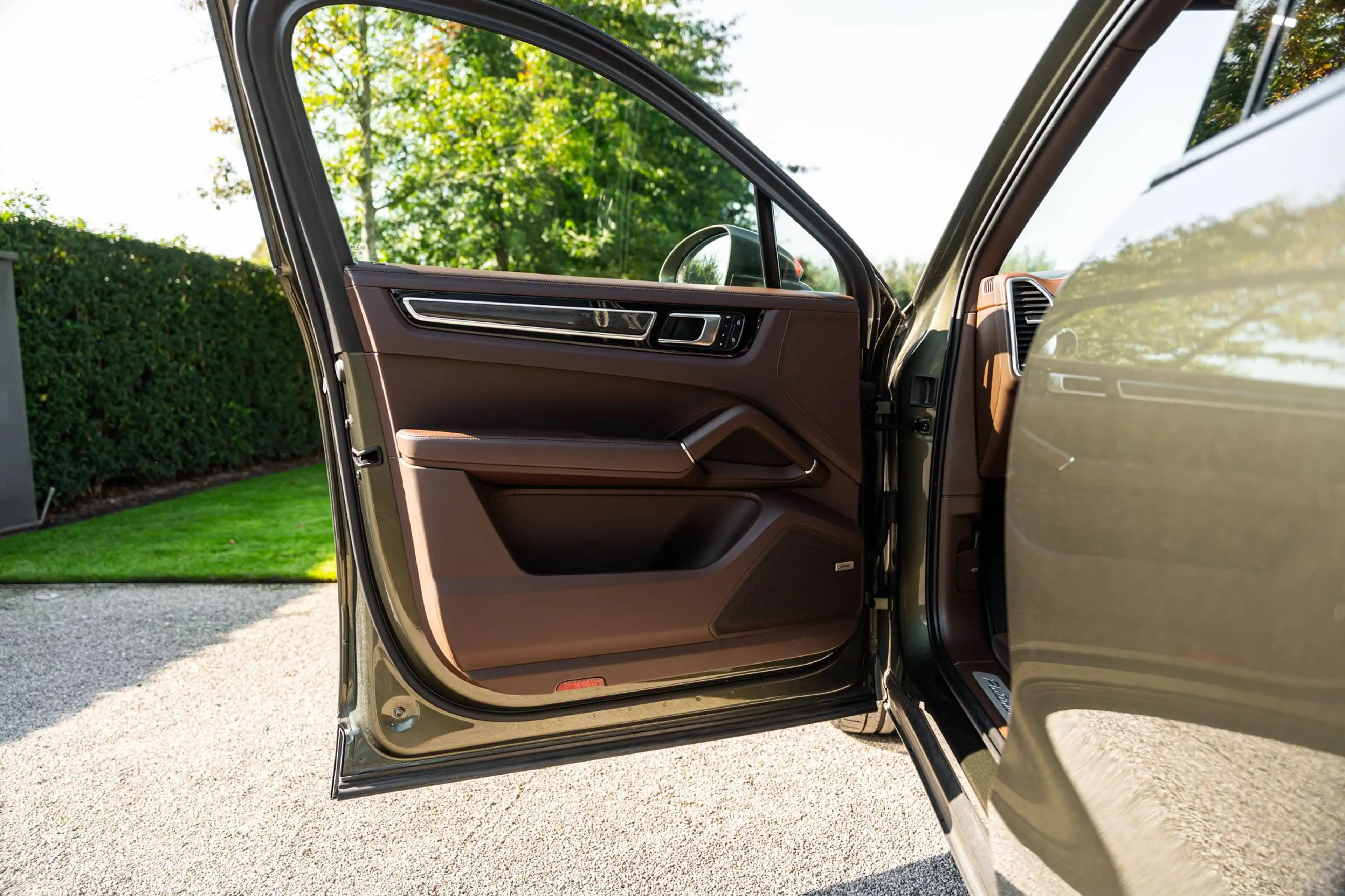 Porsche Cayenne E-HYBRID COUPE/PTS-OAK GREEN/PLATINUM EDITION/FULL OPTION — photo 12