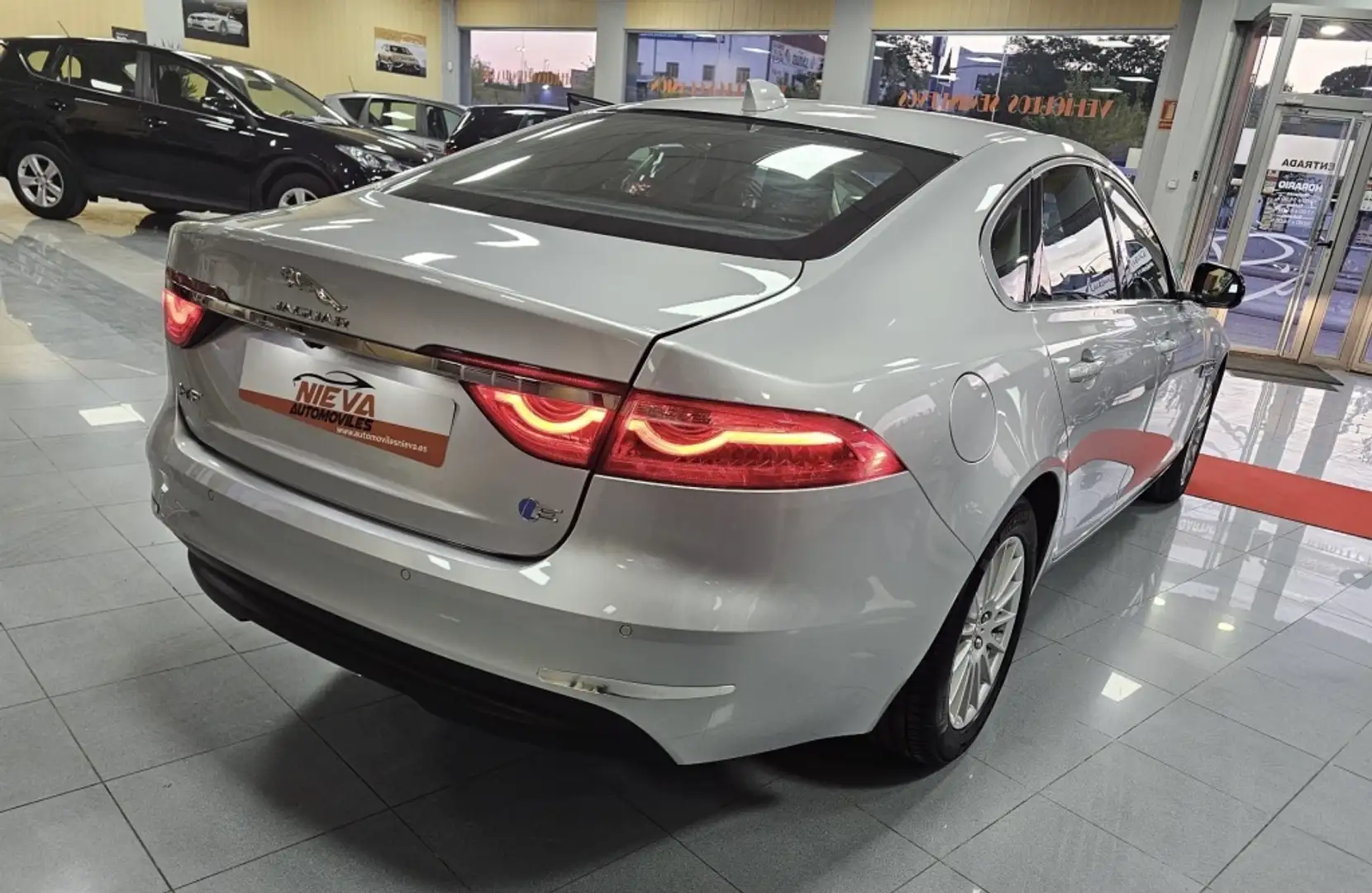 Jaguar XF 2.0i4D Prestige 163 Gris - 2