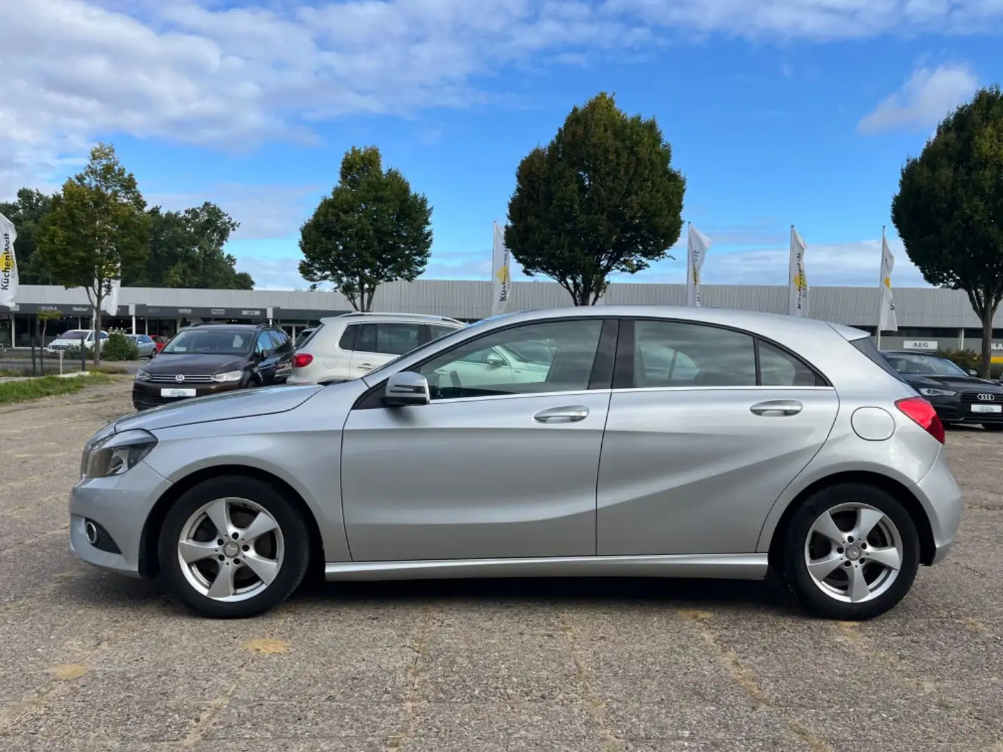 Mercedes-Benz A 180 Scheckheftgepflegt,Sportsitze,Sportpaket Silber - 2