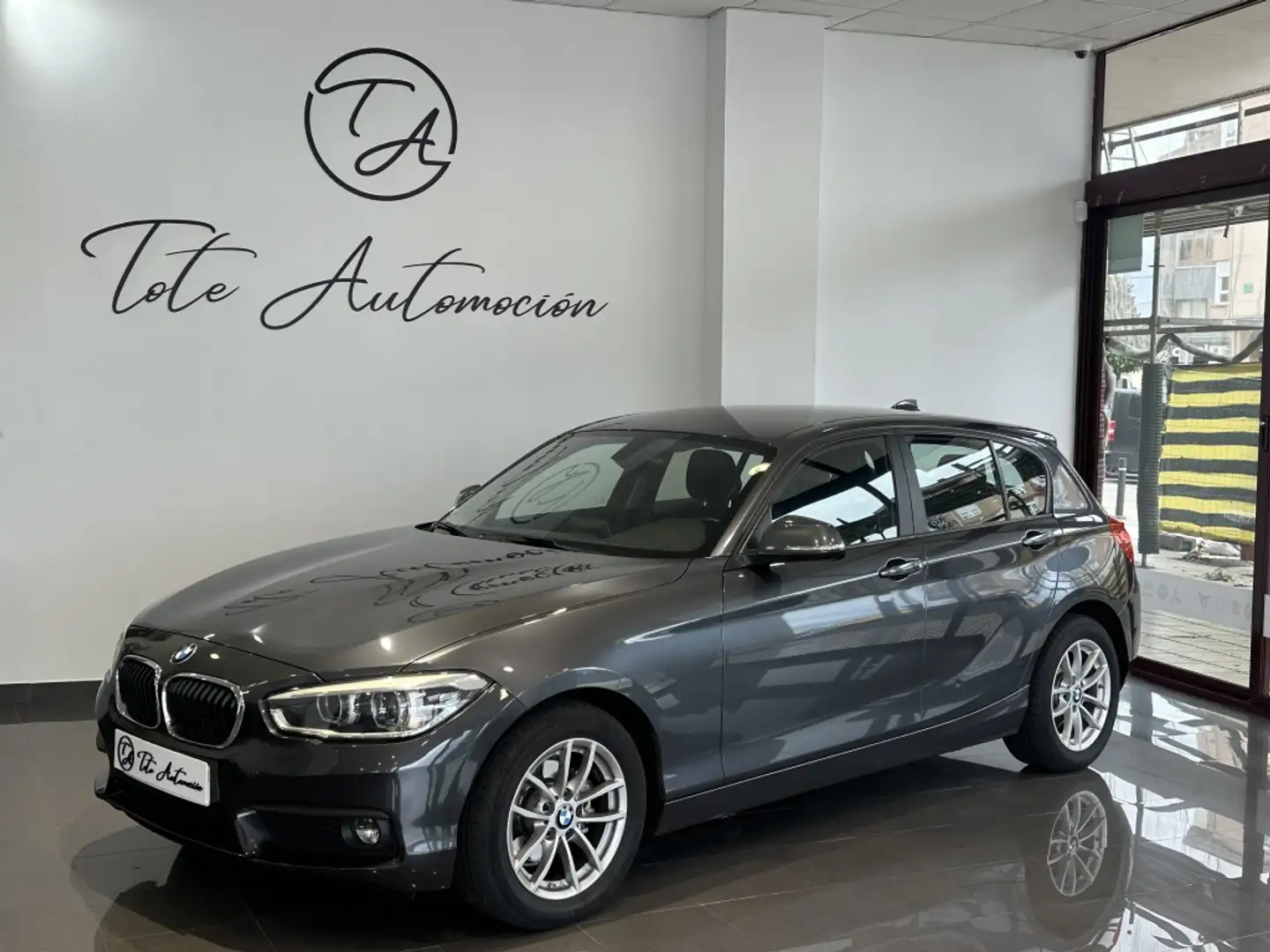 BMW 116 116d EfficientDynamics Gris - 1