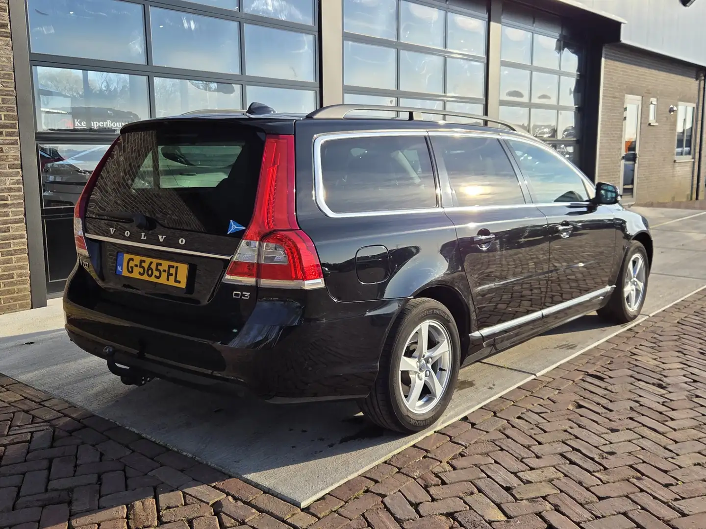 Volvo V70 2.0 D3 Classic Edition Automaat Schwarz - 2