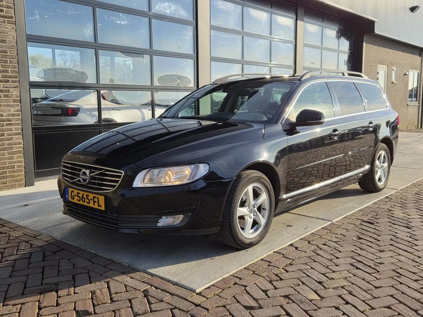 Volvo V70 2.0 D3 Classic Edition Automaat Schwarz - 1