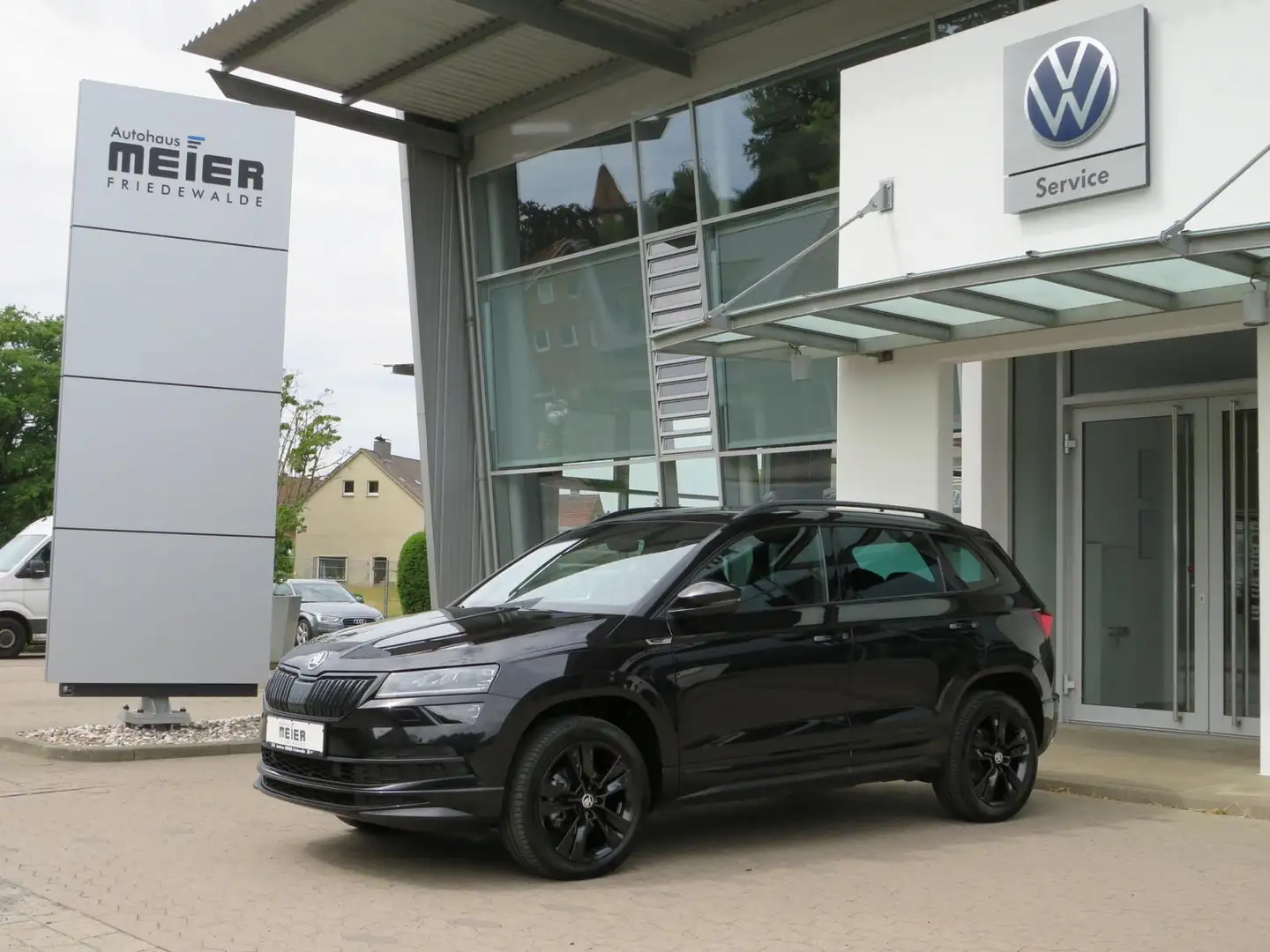 Skoda Karoq 1.5 TSI ACT Sportline AHK NAVI Winterräder Schwarz - 2