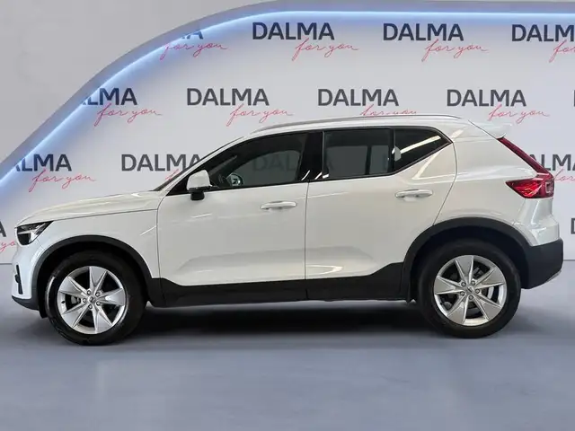 Volvo XC40 view 2