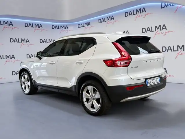 Volvo XC40 view 3