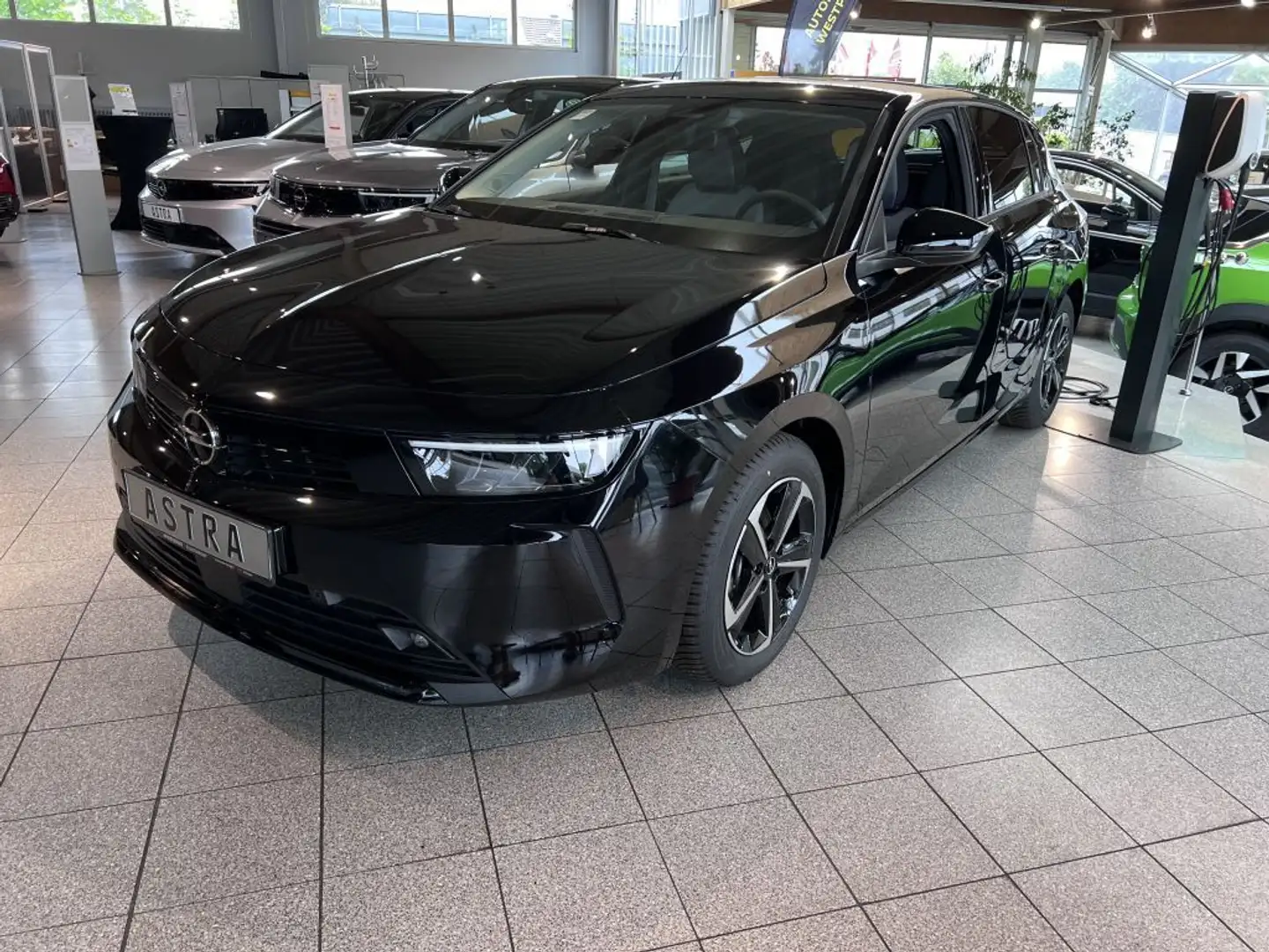 Opel Astra 1.2 Turbo Edition Schwarz - 1