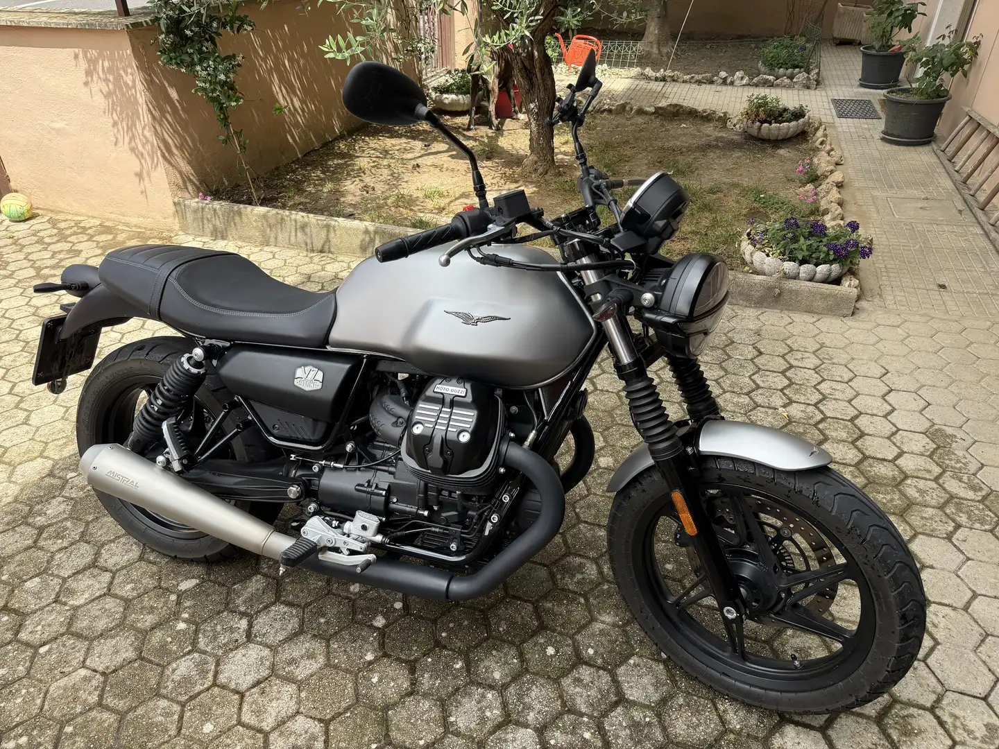 Moto Guzzi V 7 Stone - 1