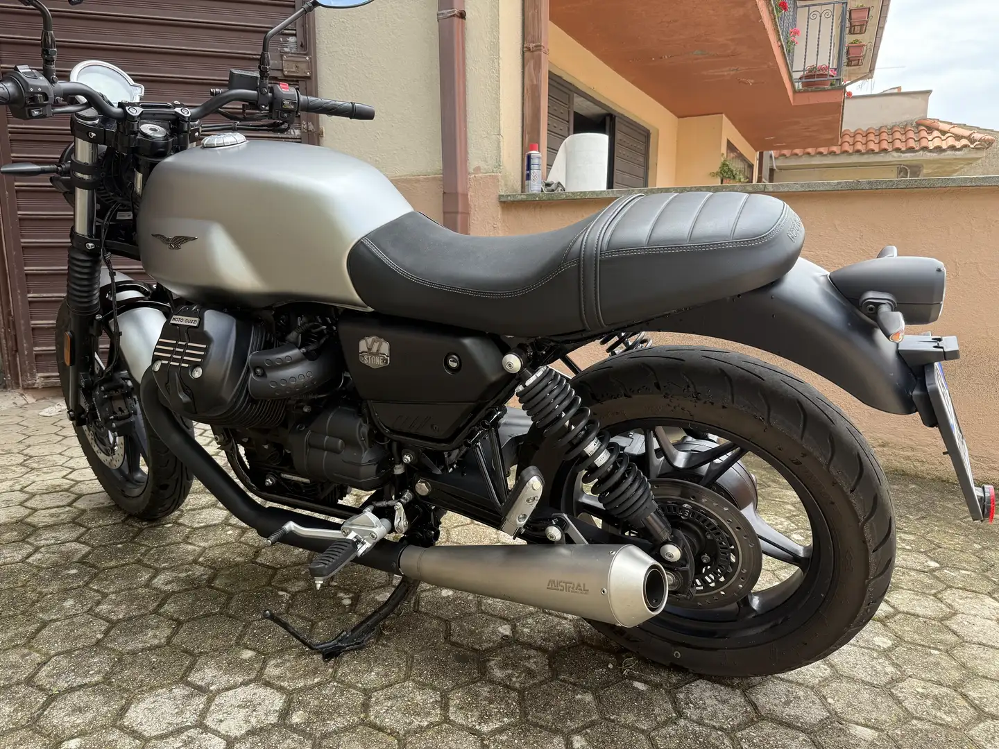 Moto Guzzi V 7 Stone - 2
