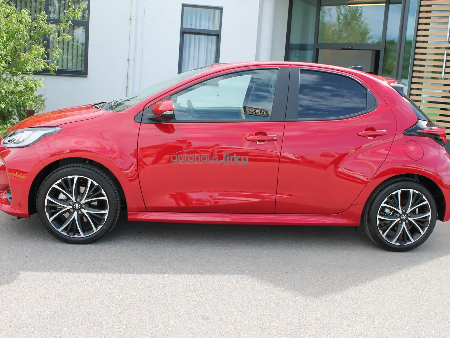 Toyota Yaris 1,5 VVT-i Hybrid Teamplayer Technik-Paket! Rot - 2