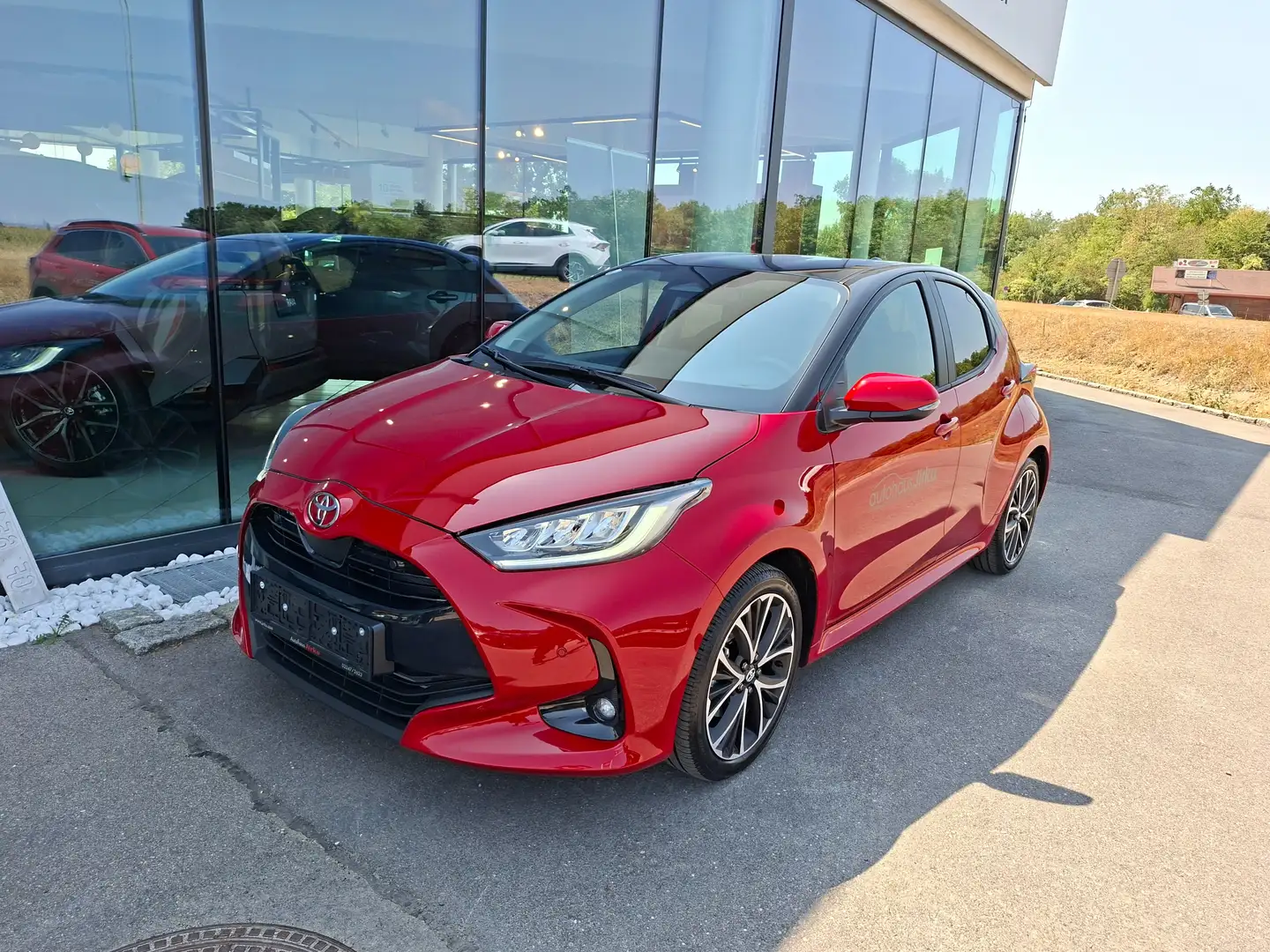 Toyota Yaris 1,5 VVT-i Hybrid Teamplayer Technik-Paket! Rot - 1