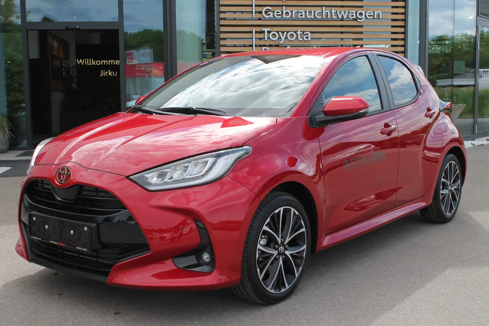 Toyota Yaris 1,5 VVT-i Hybrid Teamplayer Technik-Paket! Rot - 1