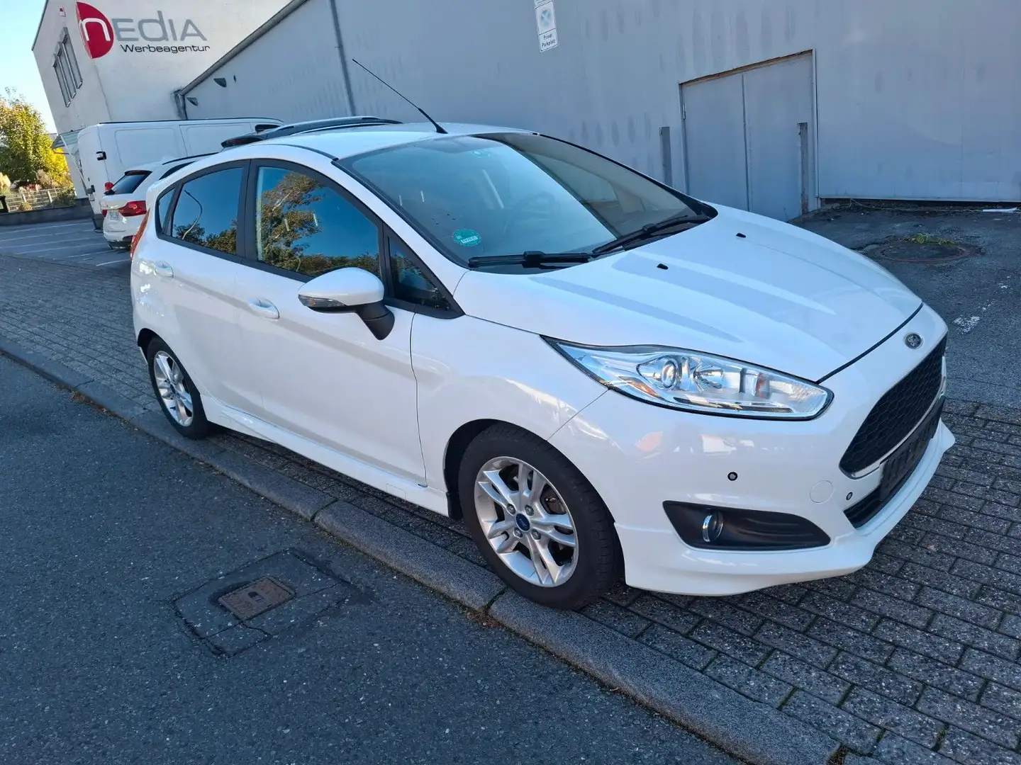 Ford Fiesta Celebration 1 HAND TÜV NEU SCHECKHEFT Weiß - 2