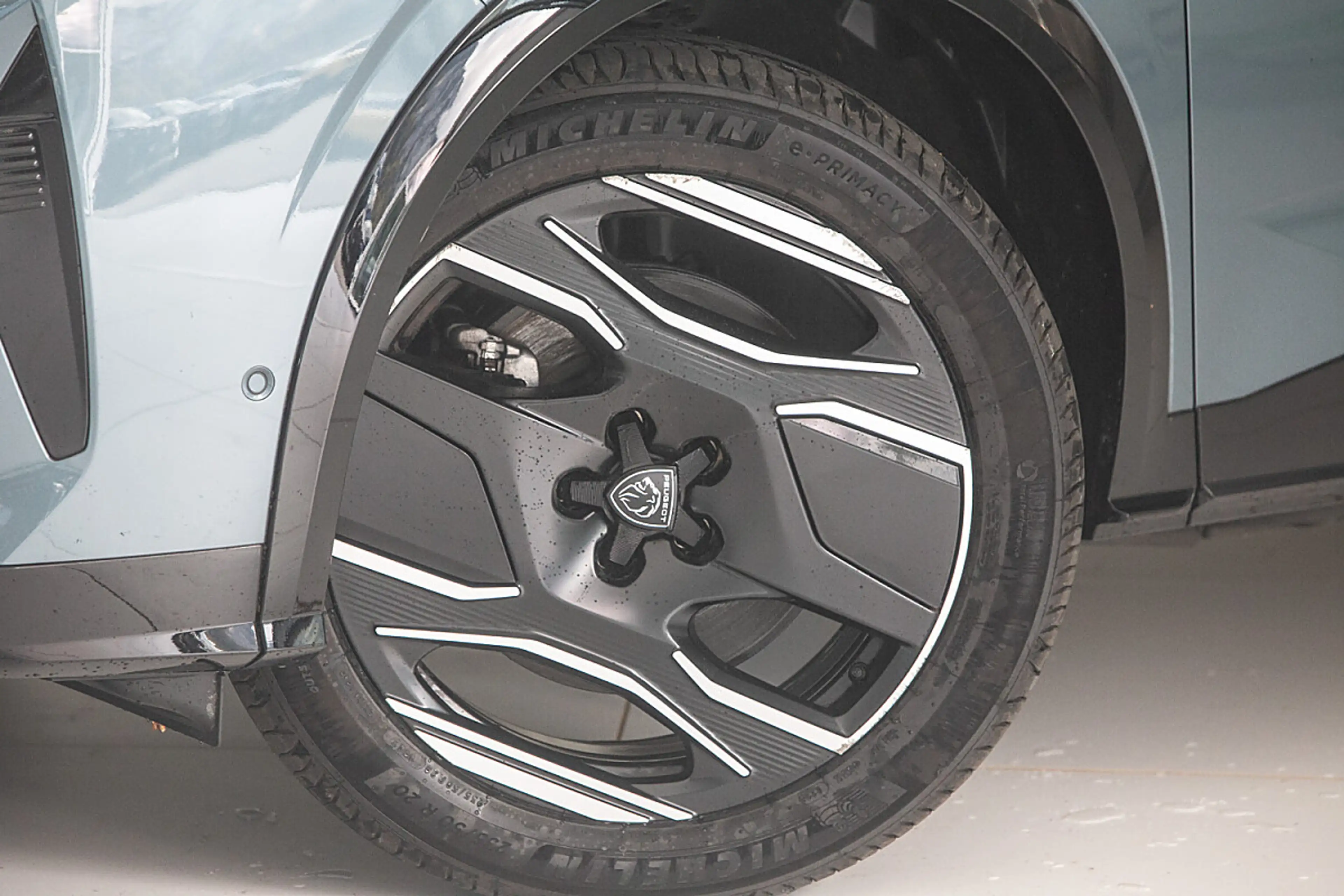 Peugeot 5008 Elektro 230 98kWh — photo 2