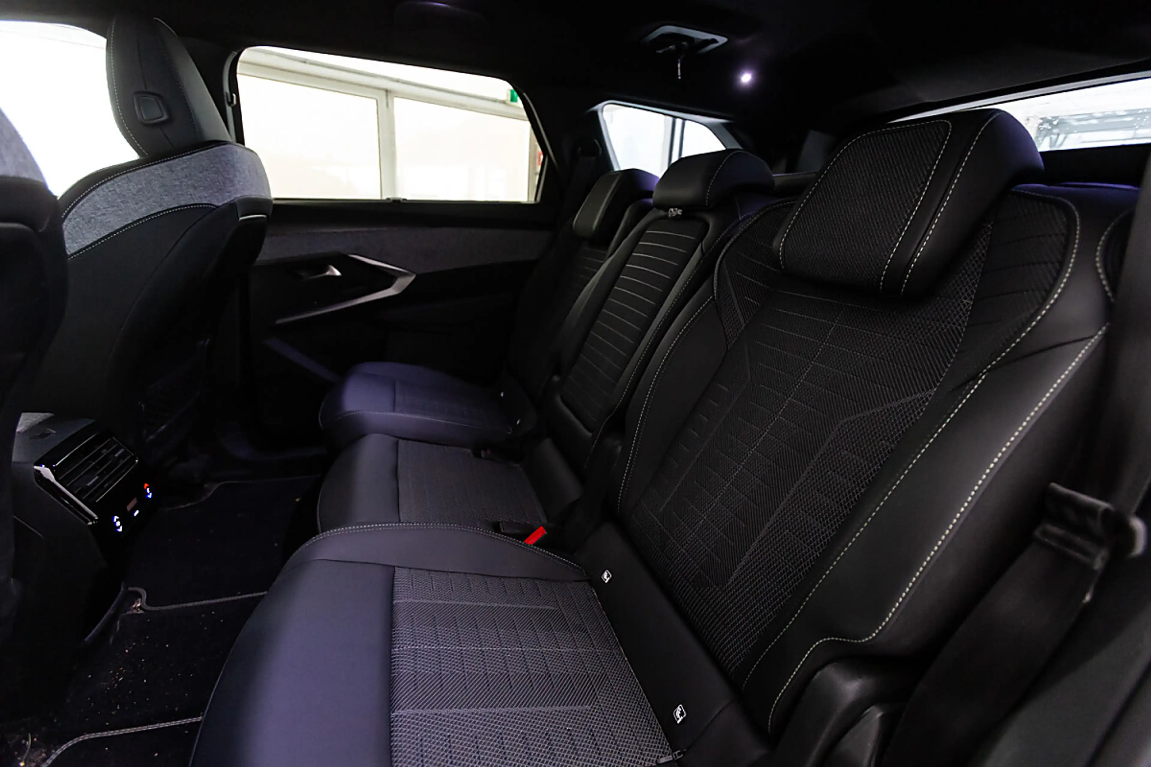 Peugeot 5008 Elektro 230 98kWh — photo 6