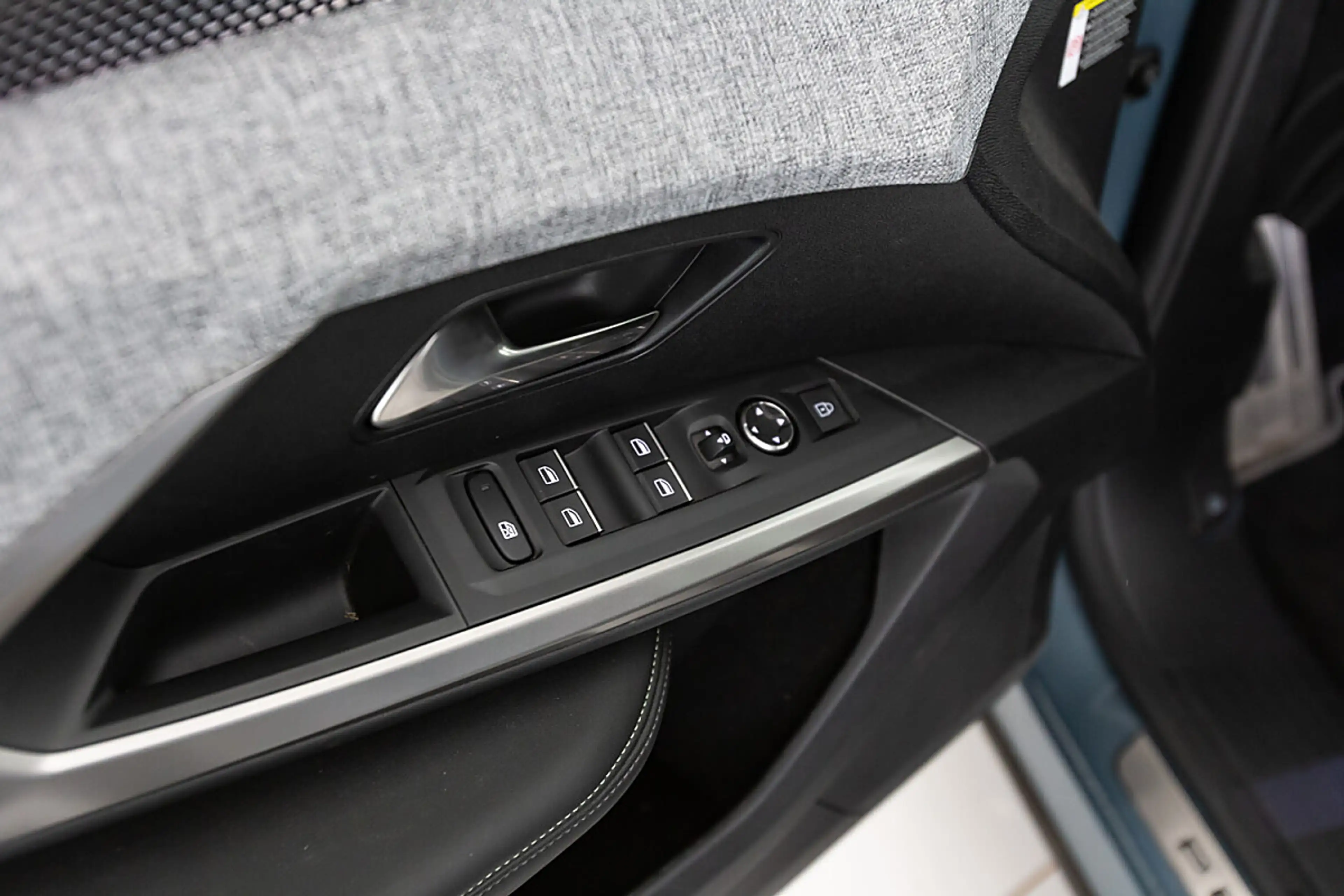 Peugeot 5008 Elektro 230 98kWh — photo 9