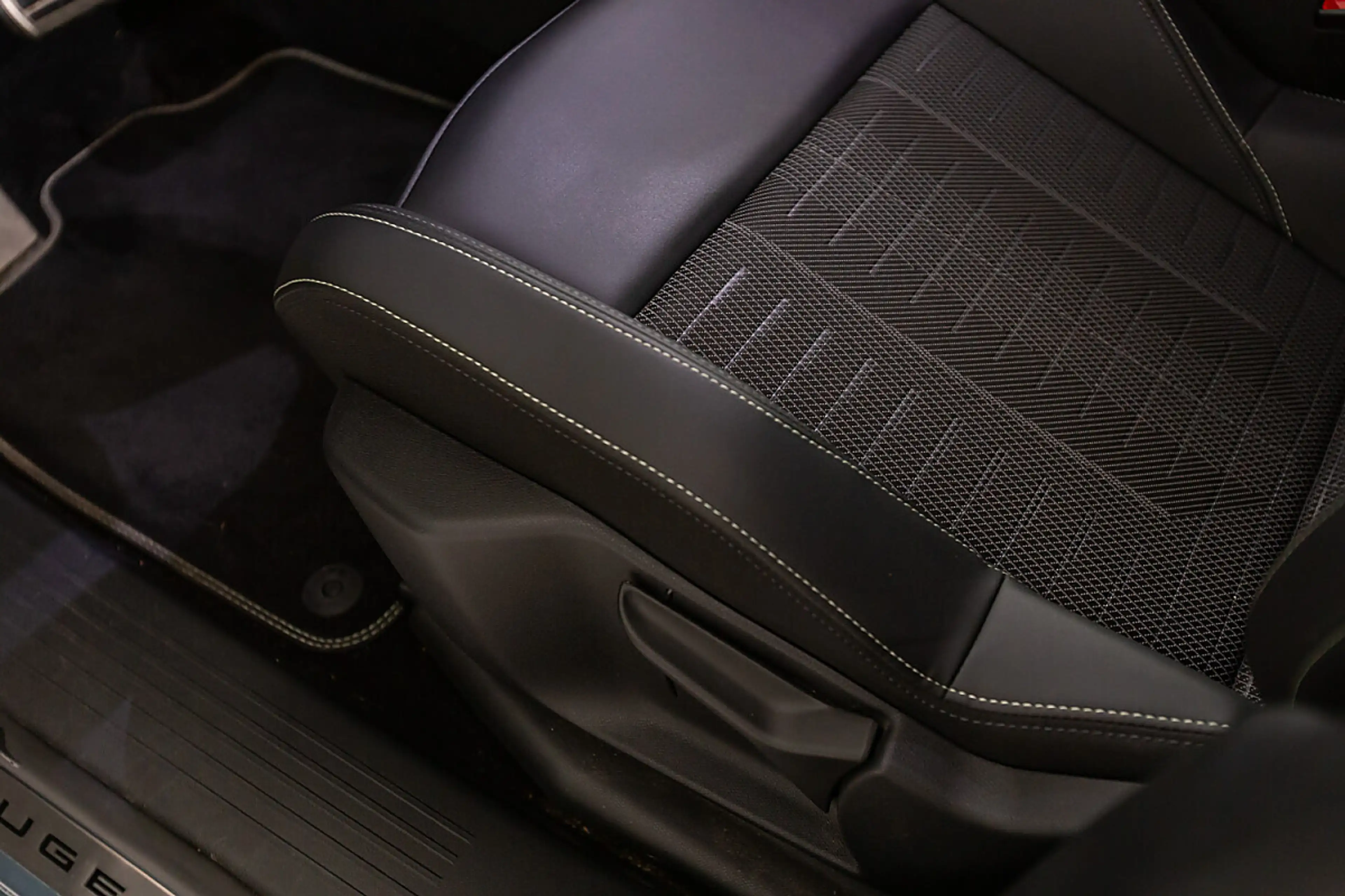 Peugeot 5008 Elektro 230 98kWh — photo 10