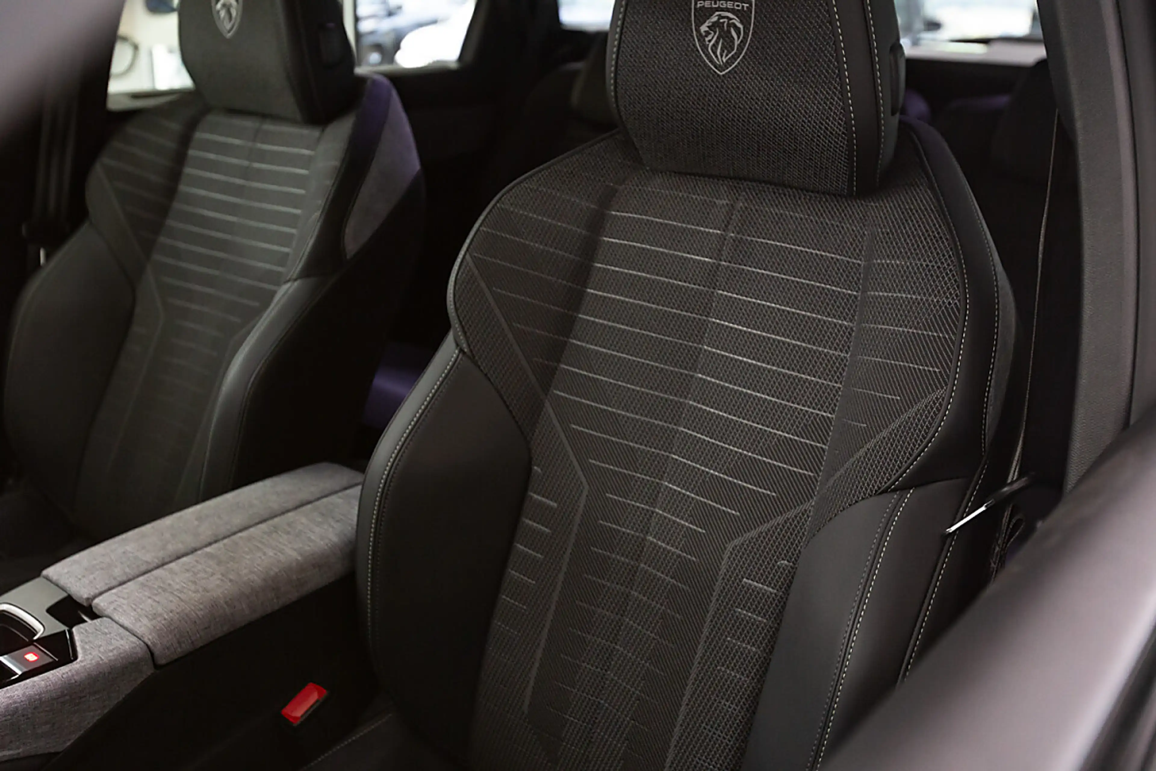 Peugeot 5008 Elektro 230 98kWh — photo 11