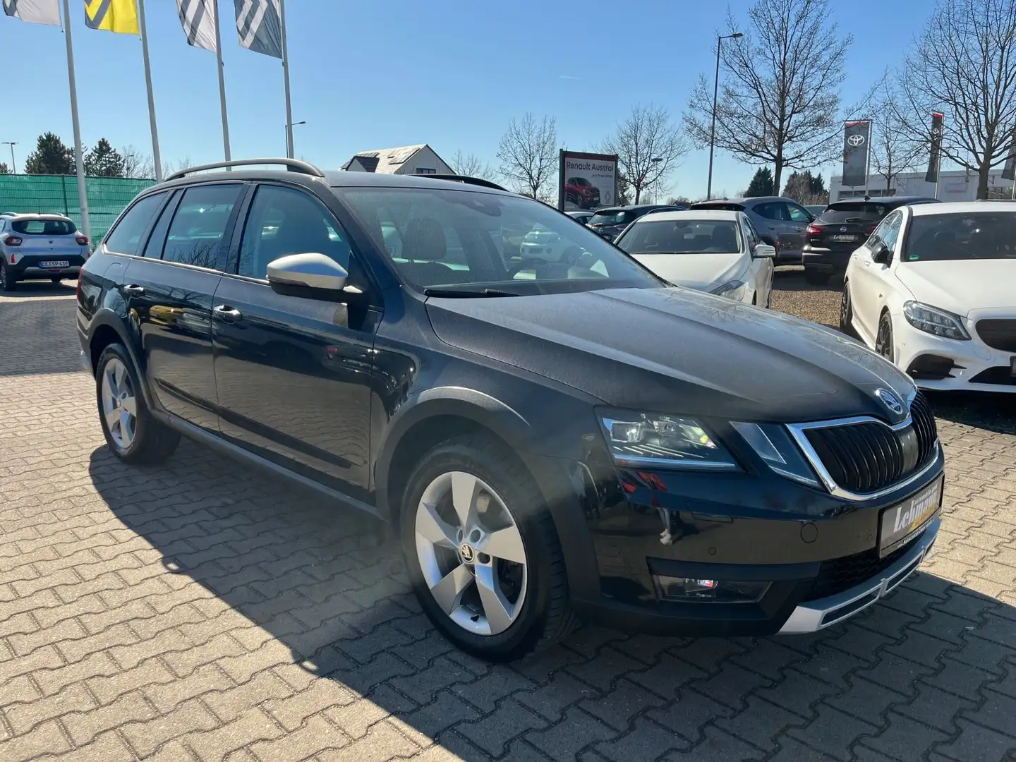 Skoda Octavia 2.0 TDI DSG Combi Scout 4x4 Standheizung Noir - 2