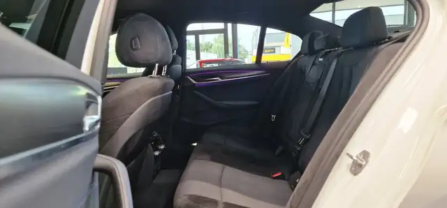 BMW 5 Series view 26