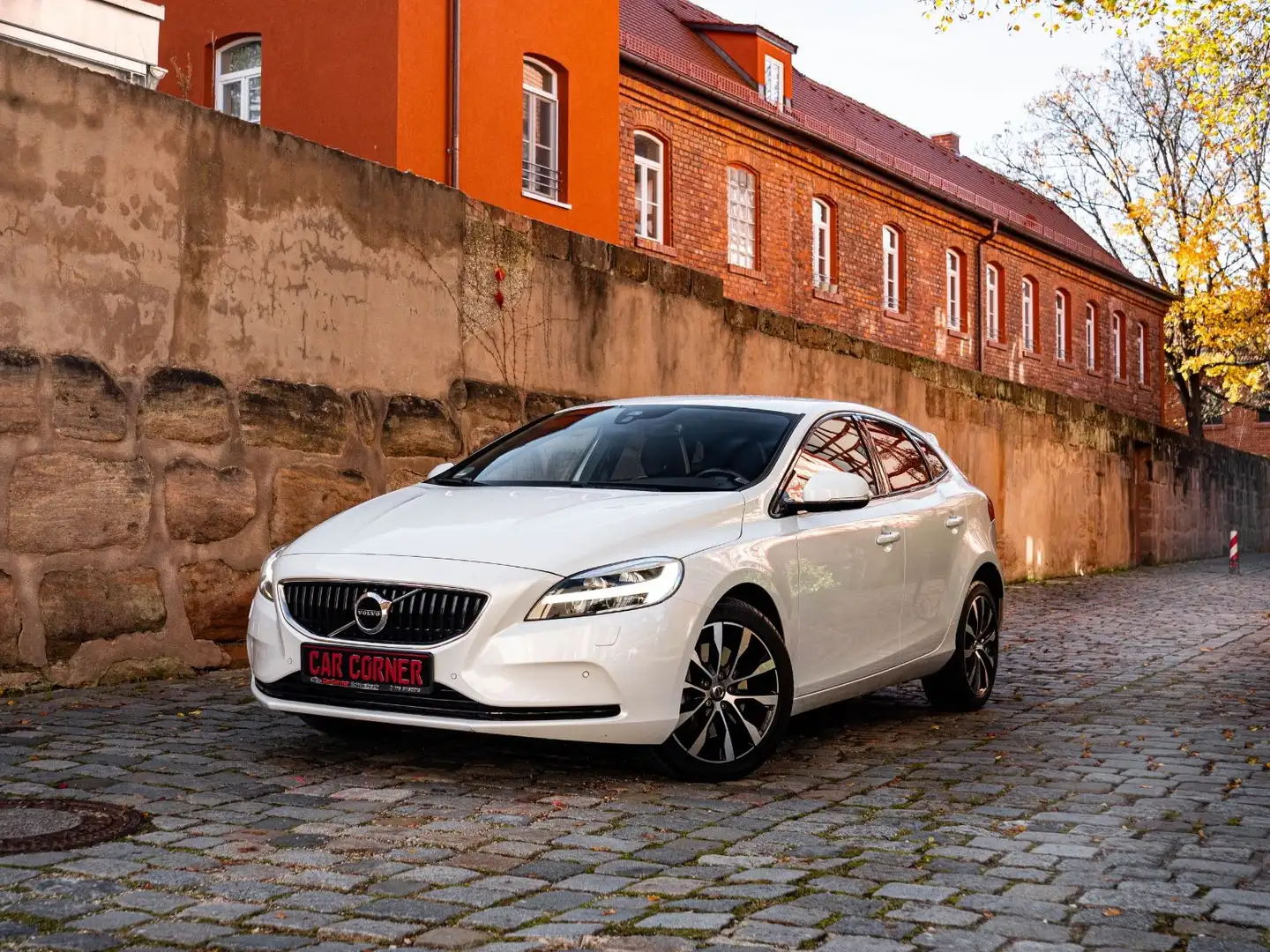 Volvo V40 LinjeSvart/KAMERA/SHZG/TEMPO/KLIMAAUTO/LEDER Blanc - 1