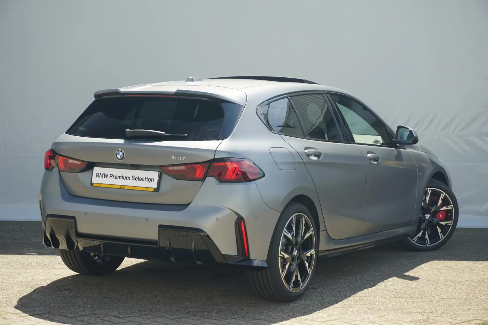 BMW 120 1 Serie 5-deurs | M Sportpakket Pro | Premium Pack Grijs - 2