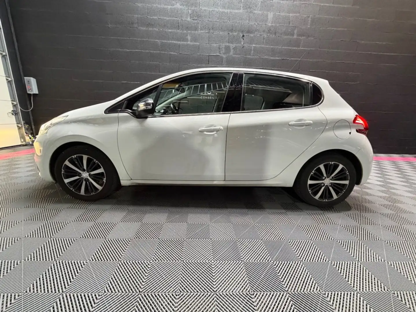 Peugeot 208 1.6 BlueHDi 75ch BVM5 ALLURE Gris - 2