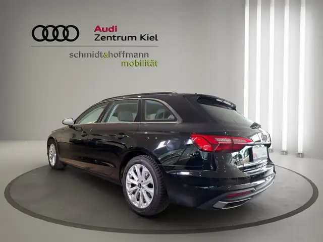 Audi A4 view 4