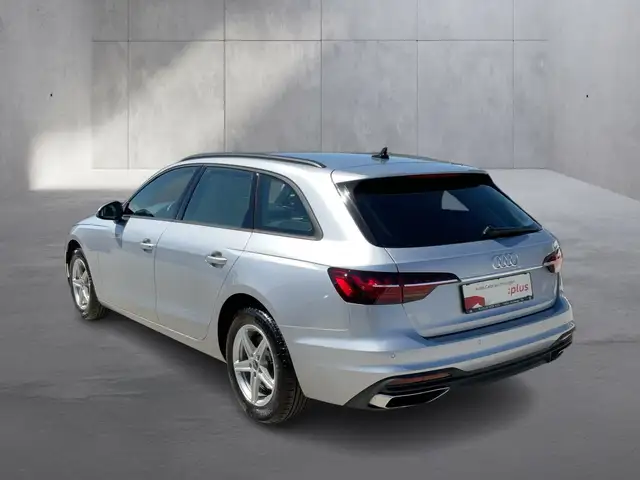 Audi A4 view 4