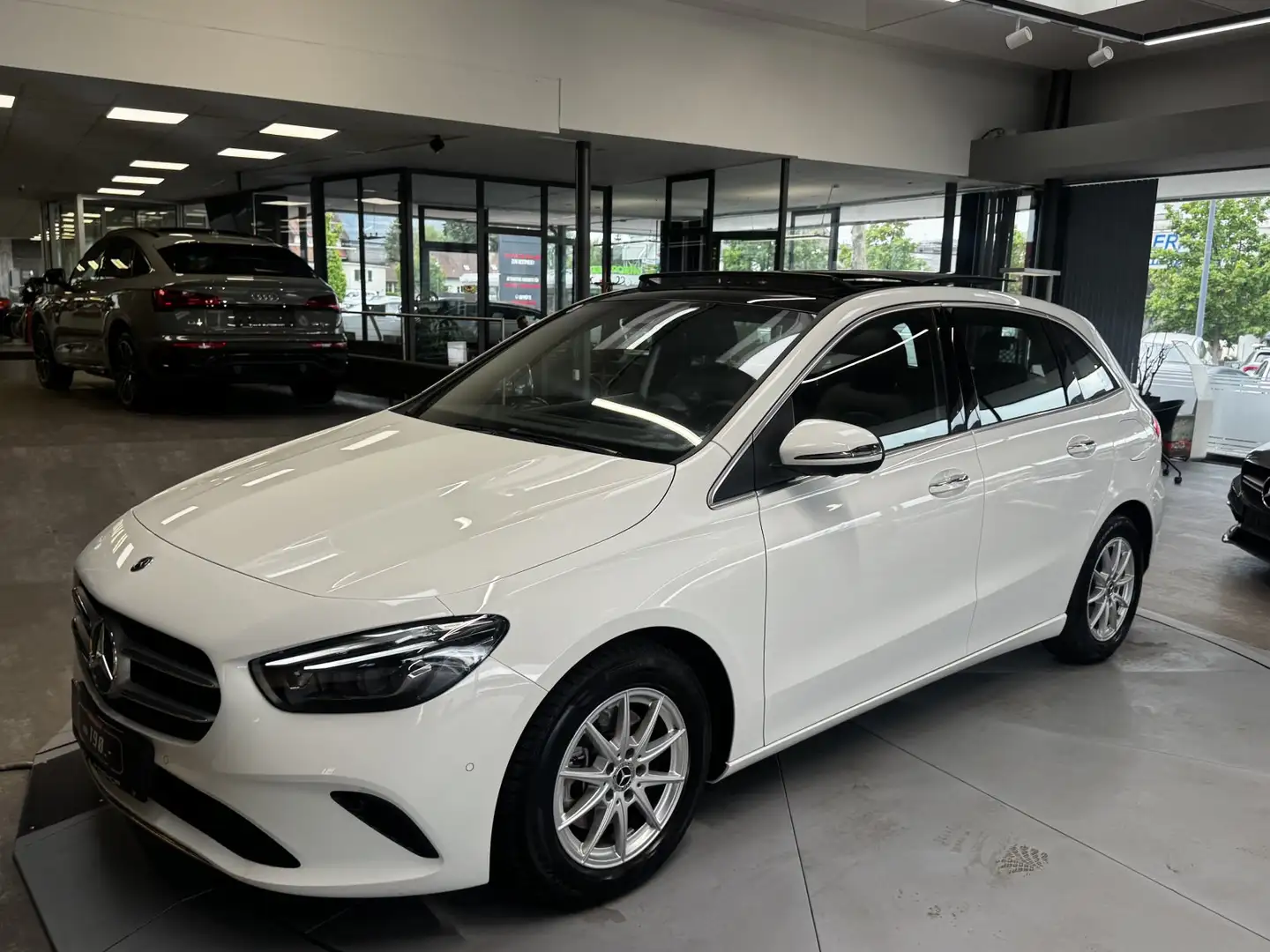 Mercedes-Benz B 200 d Aut. *Pano*Ambiente*360°Grad* Weiß - 1