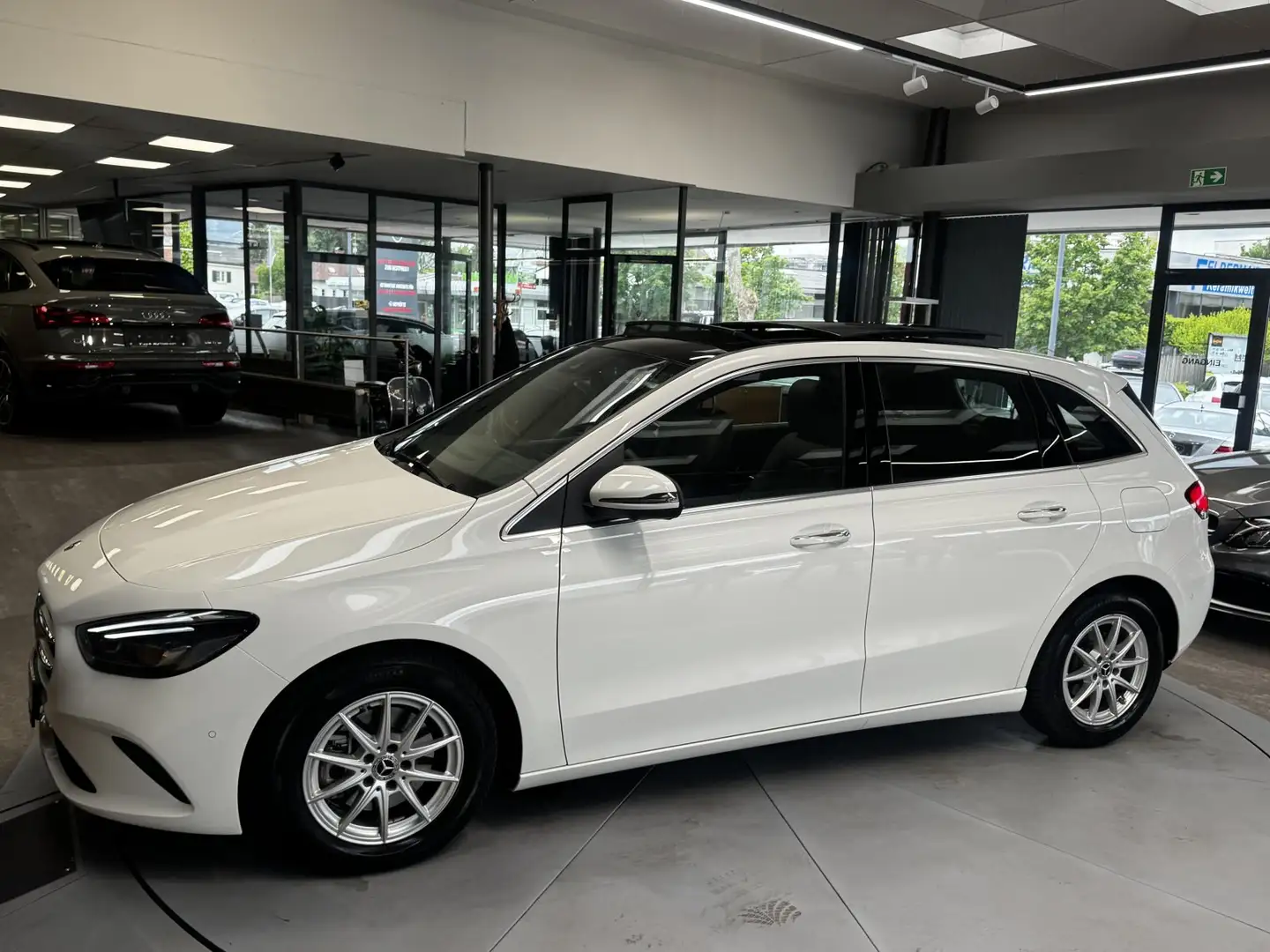 Mercedes-Benz B 200 d Aut. *Pano*Ambiente*360°Grad* Weiß - 2