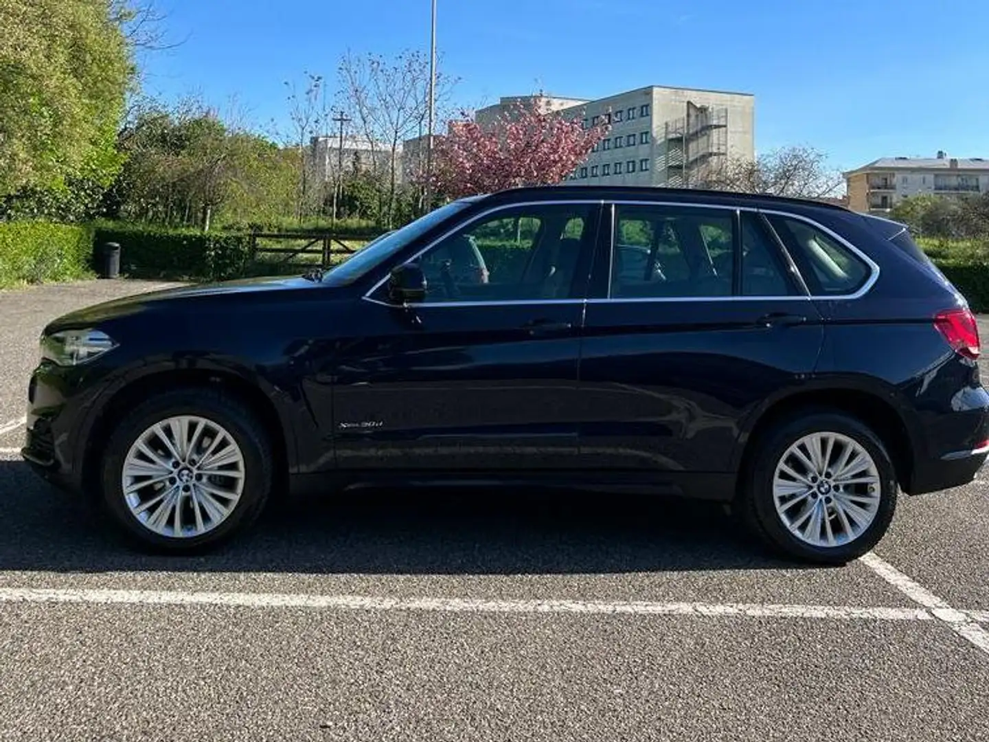 BMW X5 Luxury - 2