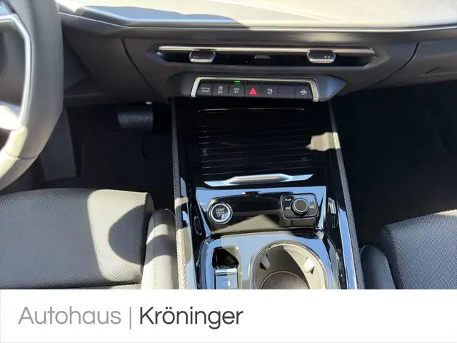 Audi Q3 view 14
