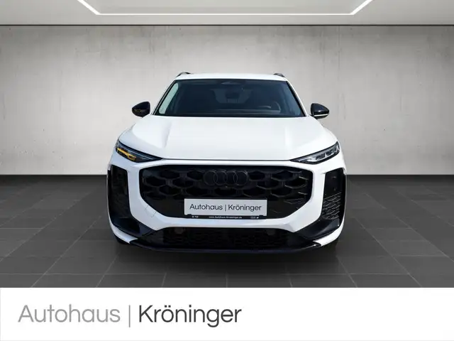 Audi Q3 view 5
