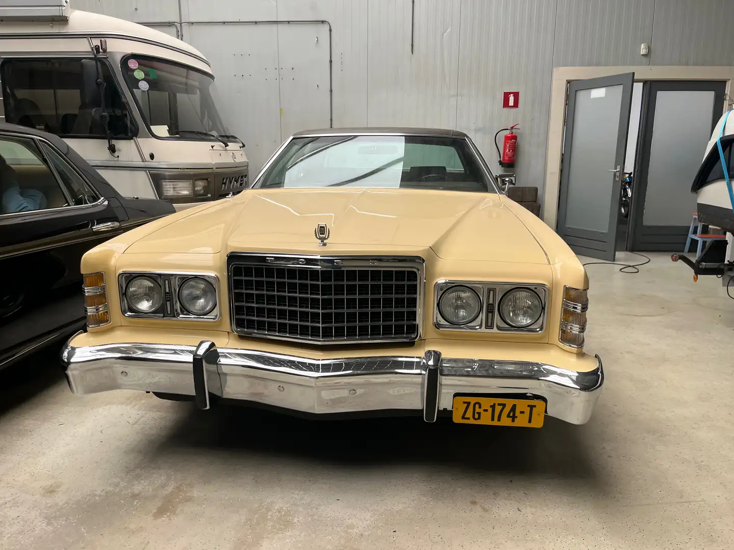 Ford Crown LTD Sedan Beige - 1