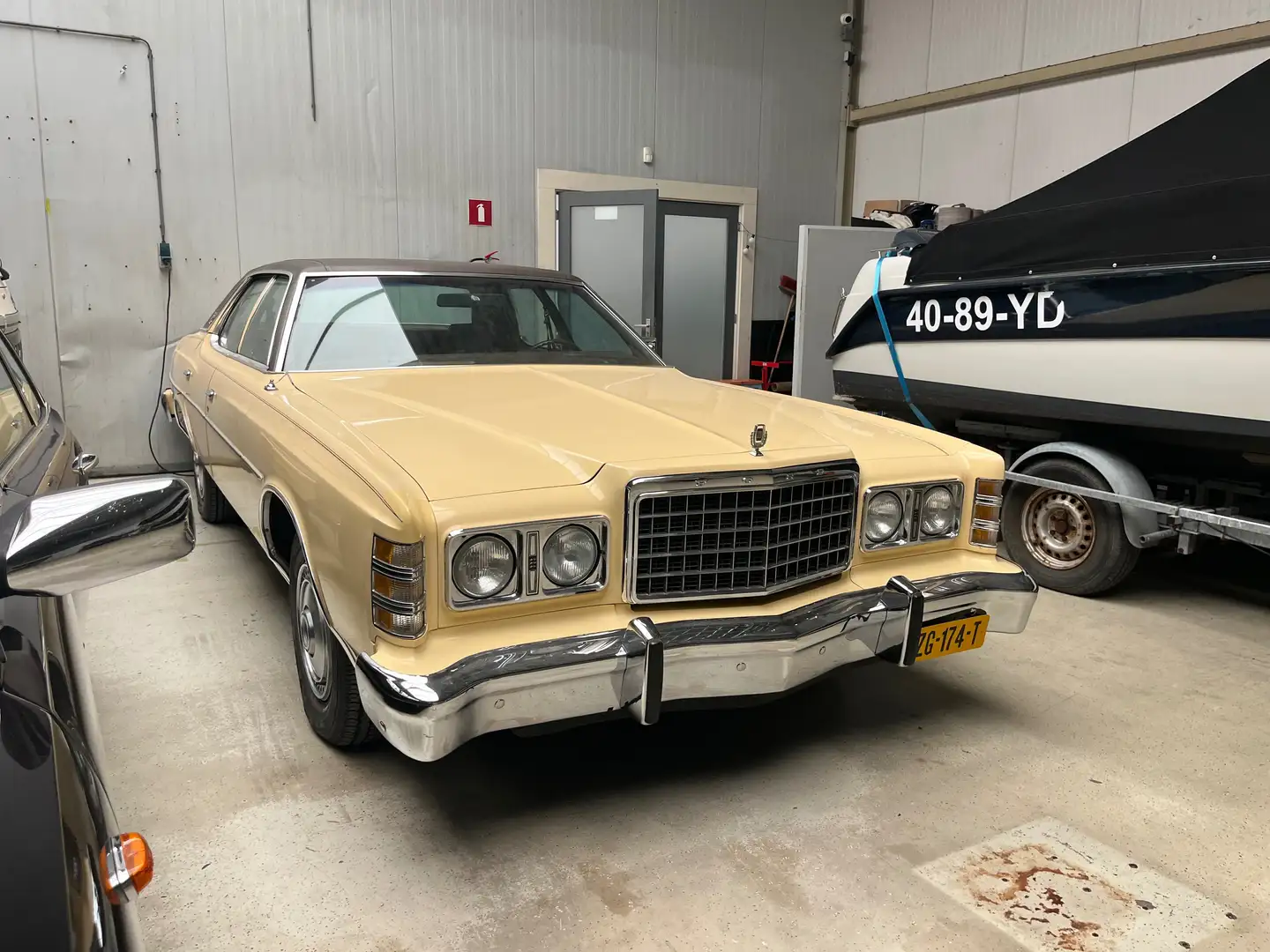 Ford Crown LTD Sedan Beige - 2