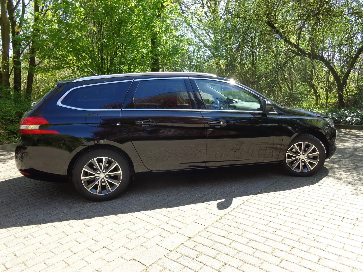 Peugeot 308 308 SW Allure 1.6 BlueHDi 120 Stop&Start Schwarz - 1
