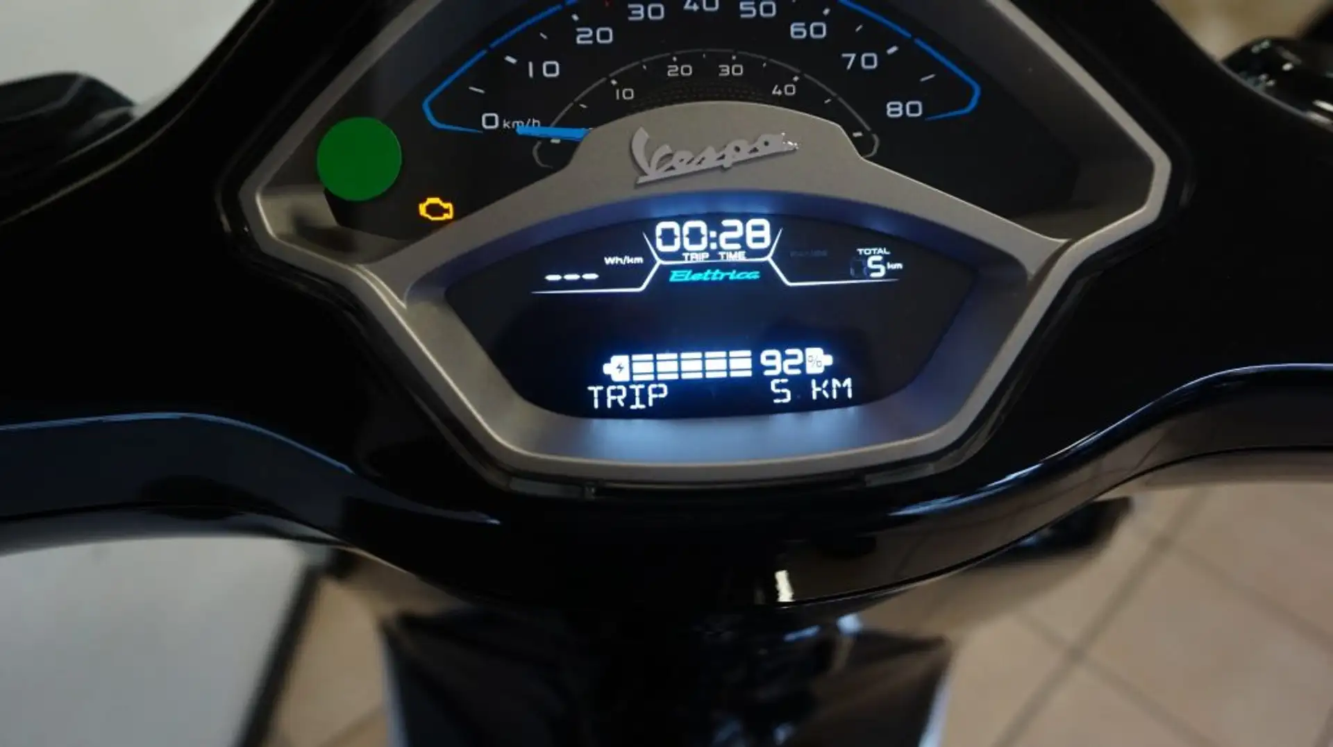 Vespa Elettrica 45 KM/H Zwart - 2